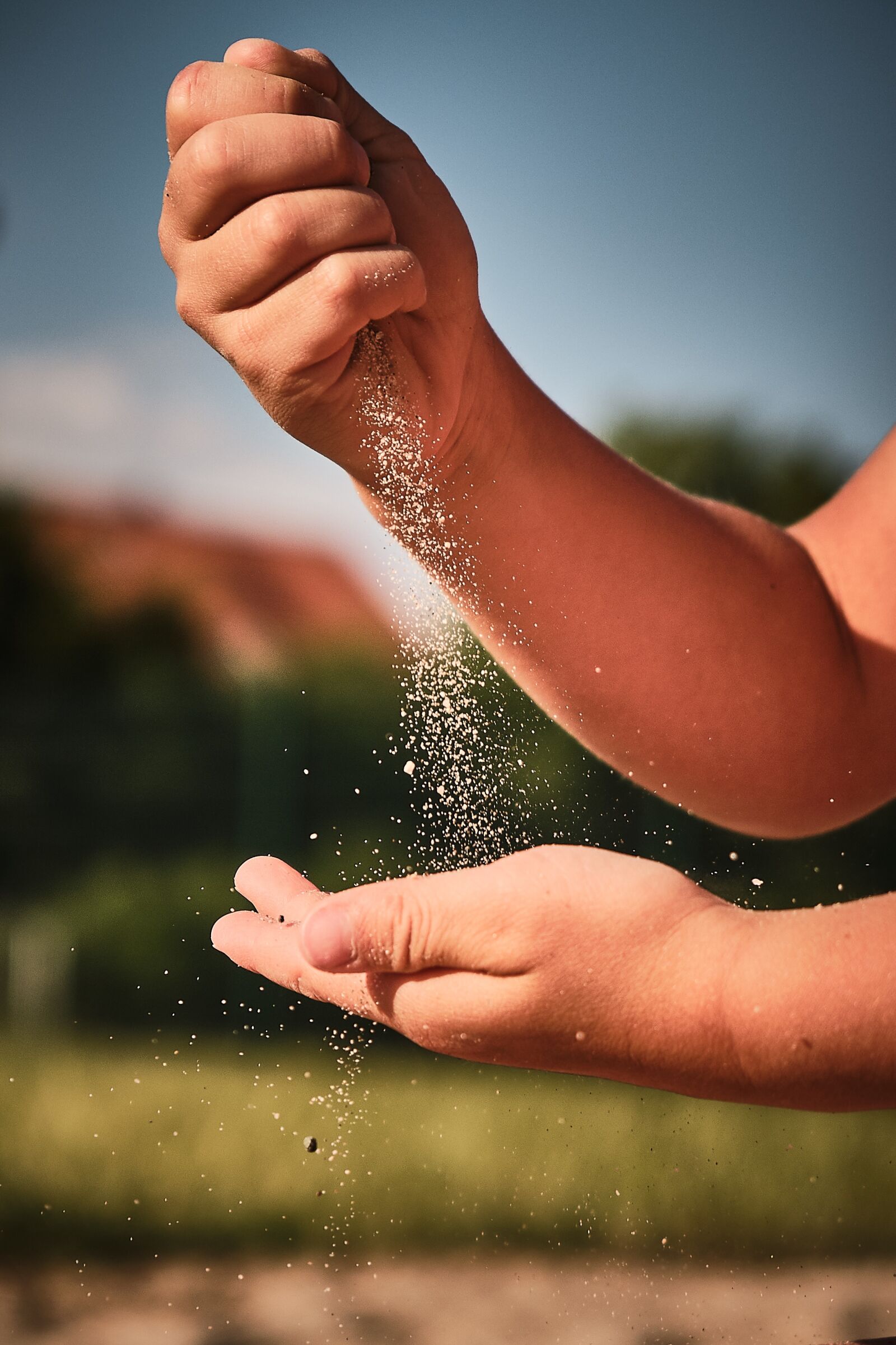 Fujifilm XF 18-55mm F2.8-4 R LM OIS sample photo. Sand, trickle, hands photography