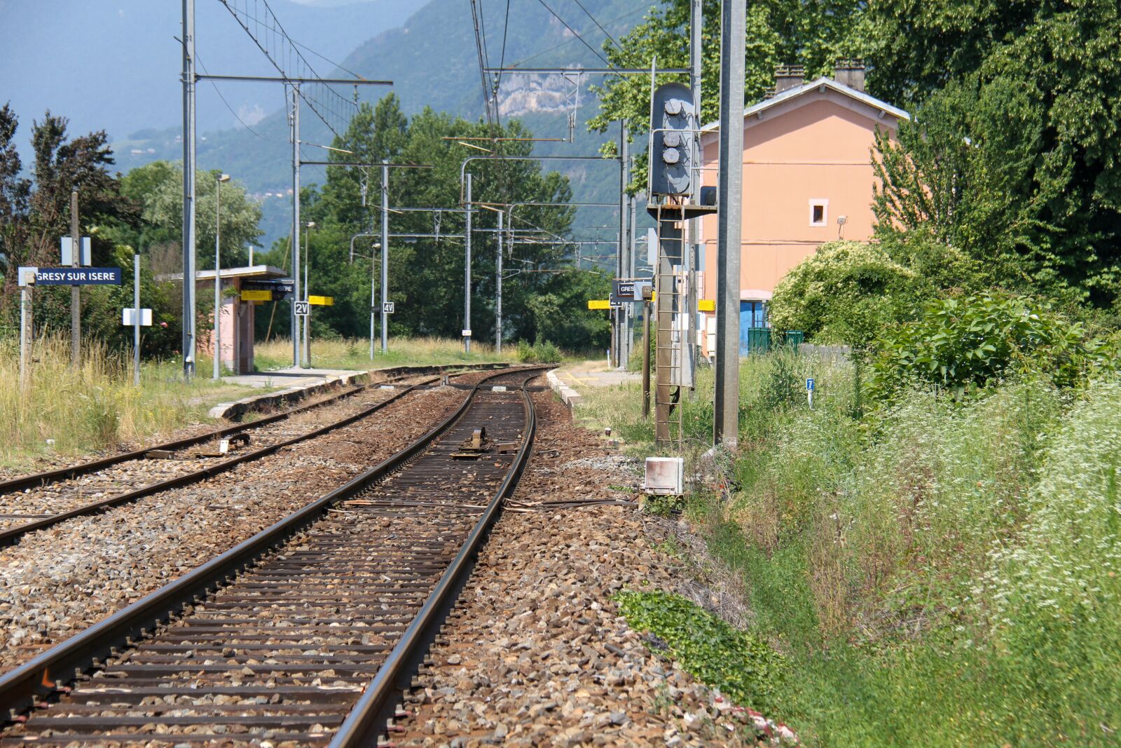 Canon EOS 7D + Canon EF-S 18-200mm F3.5-5.6 IS sample photo. Station, savoie, france photography