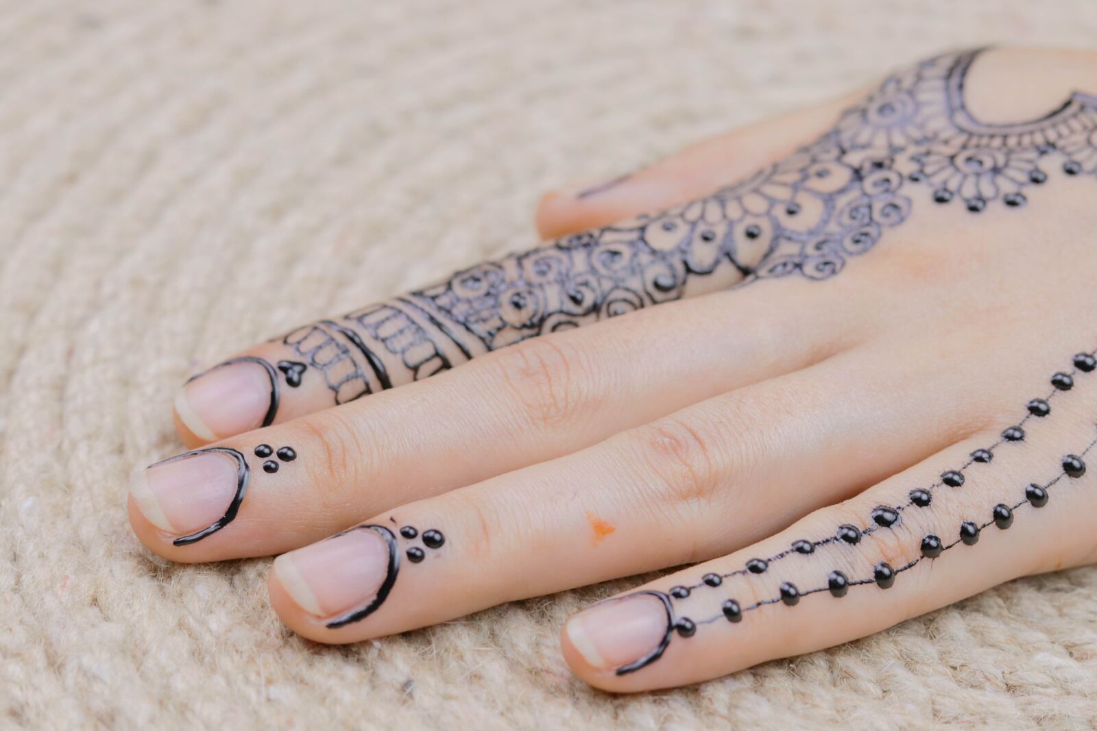 Canon EOS 80D + Canon EF 50mm F1.8 STM sample photo. Henna, hands, mehendi photography