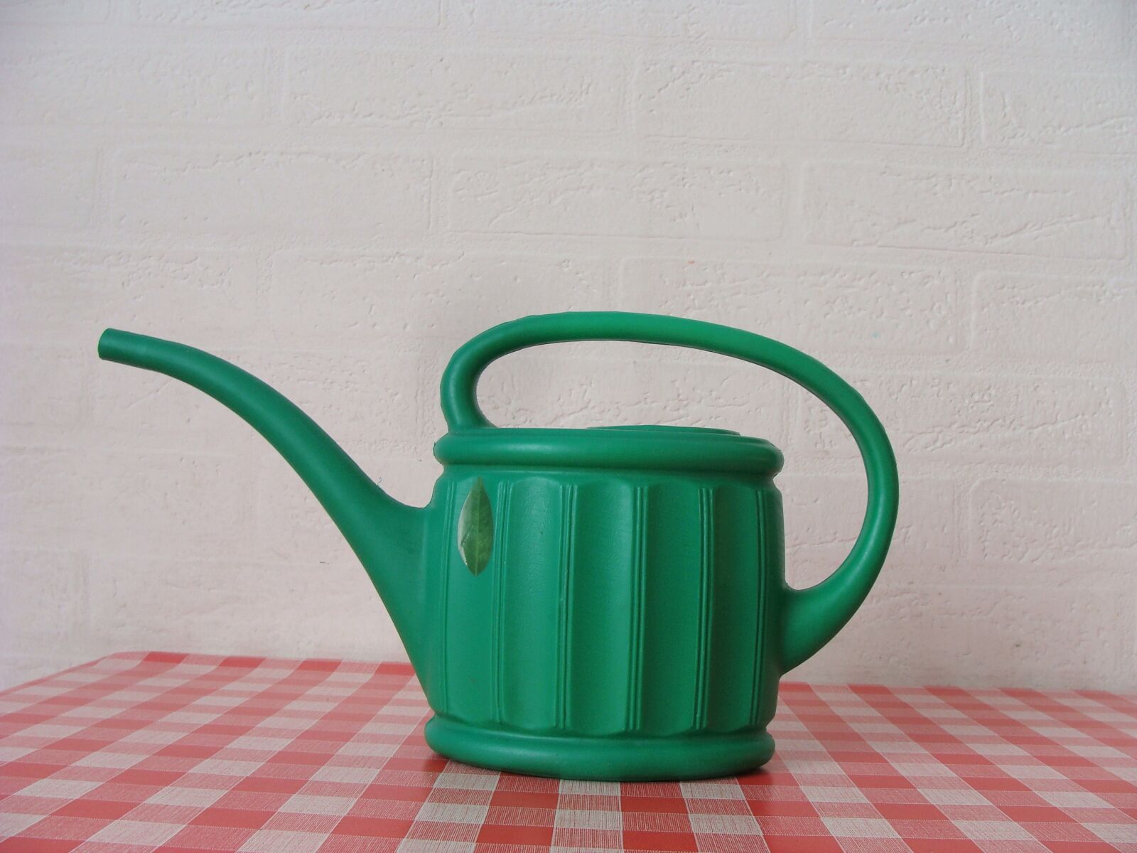Sony DSC-H3 sample photo. Watering can, garden, box photography