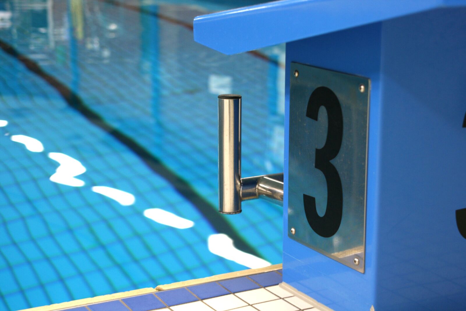 Canon EOS 400D (EOS Digital Rebel XTi / EOS Kiss Digital X) sample photo. Swimming pool, start block photography