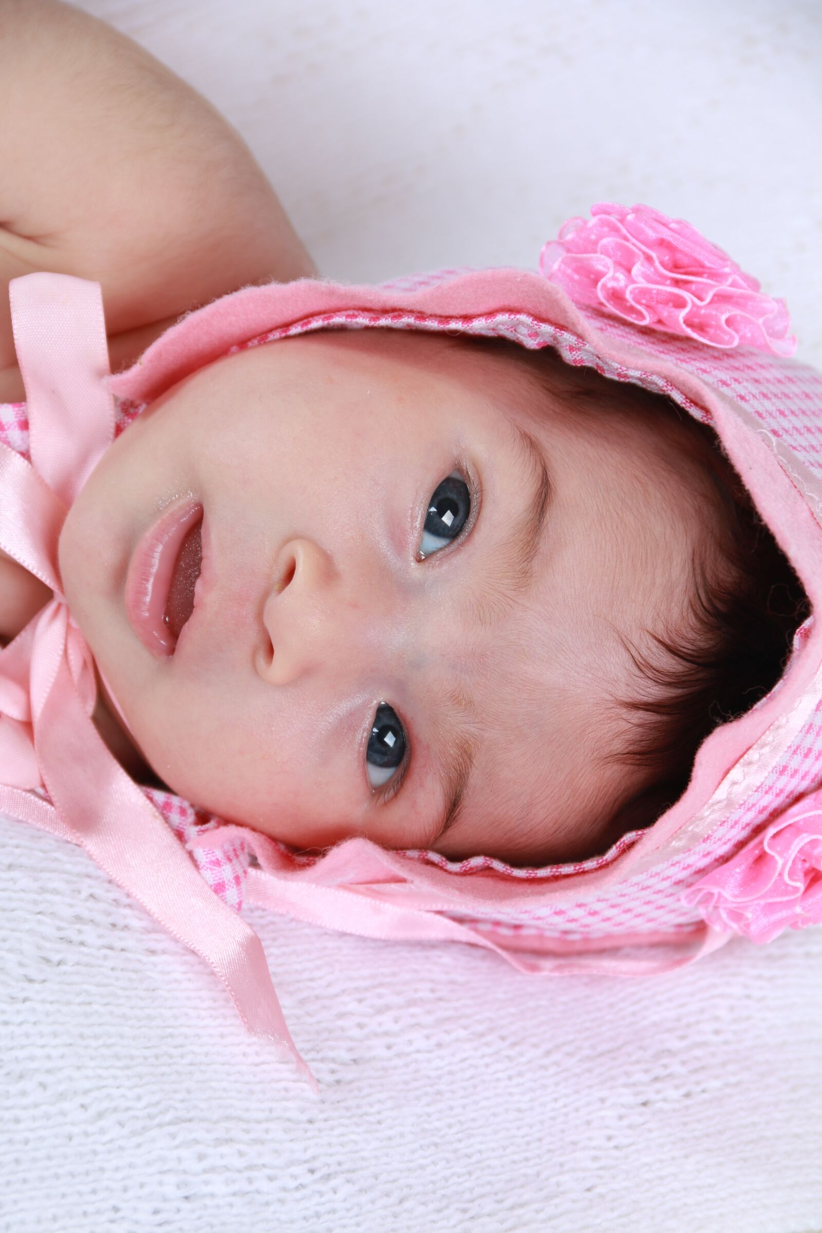 Canon EF-S 18-135mm F3.5-5.6 IS sample photo. Eyes, linda, pink photography