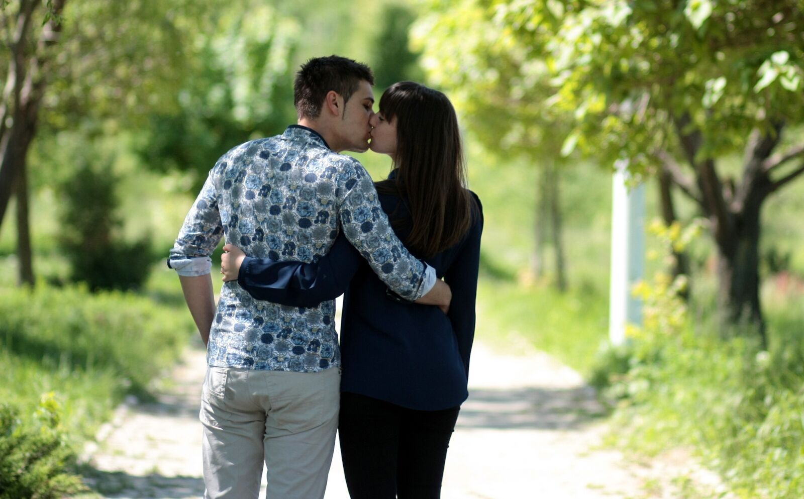 Canon EOS 450D (EOS Rebel XSi / EOS Kiss X2) sample photo. Couple, love, kiss photography