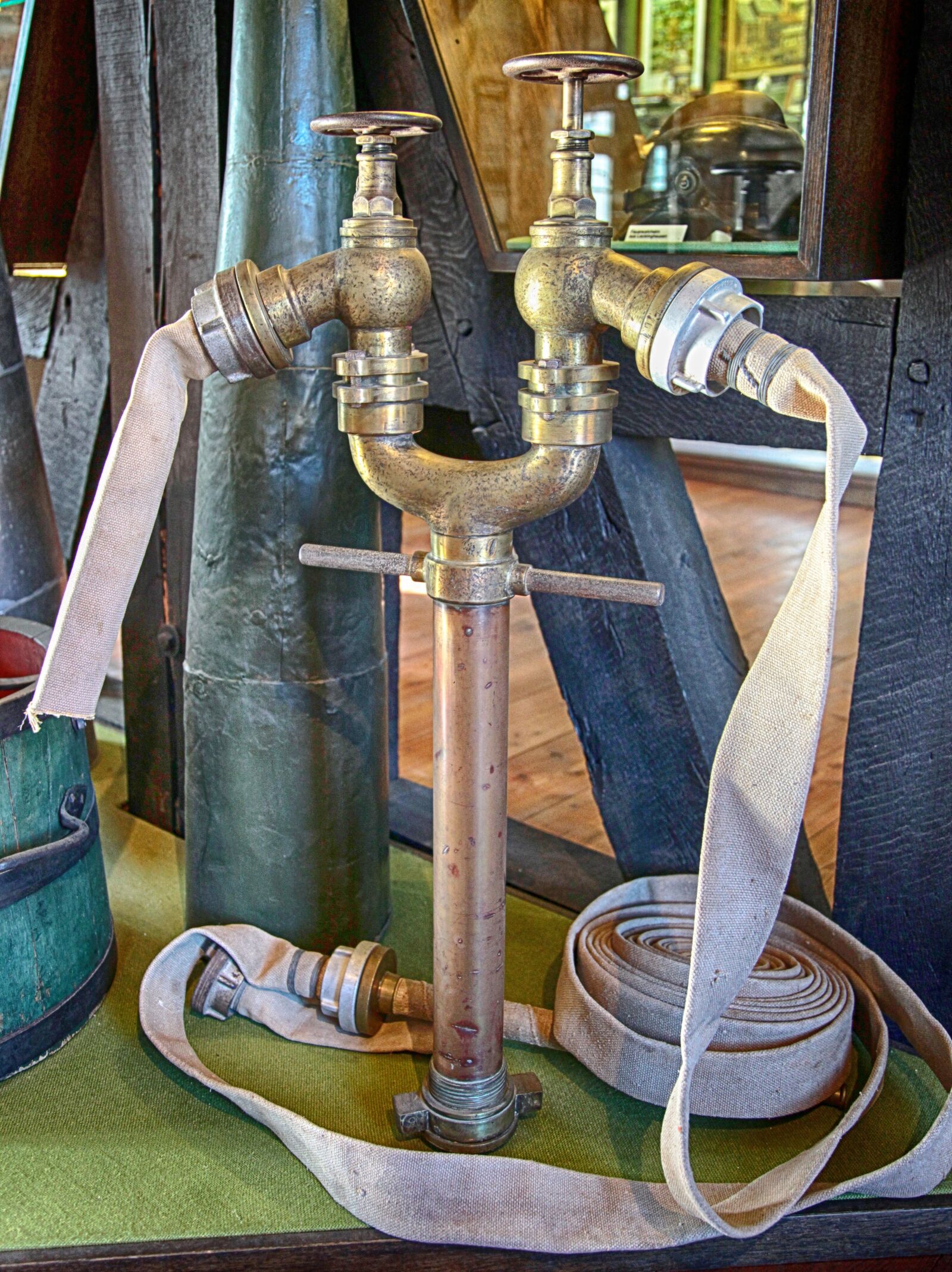 Canon EOS 5D Mark II sample photo. Basin, distributor, old photography