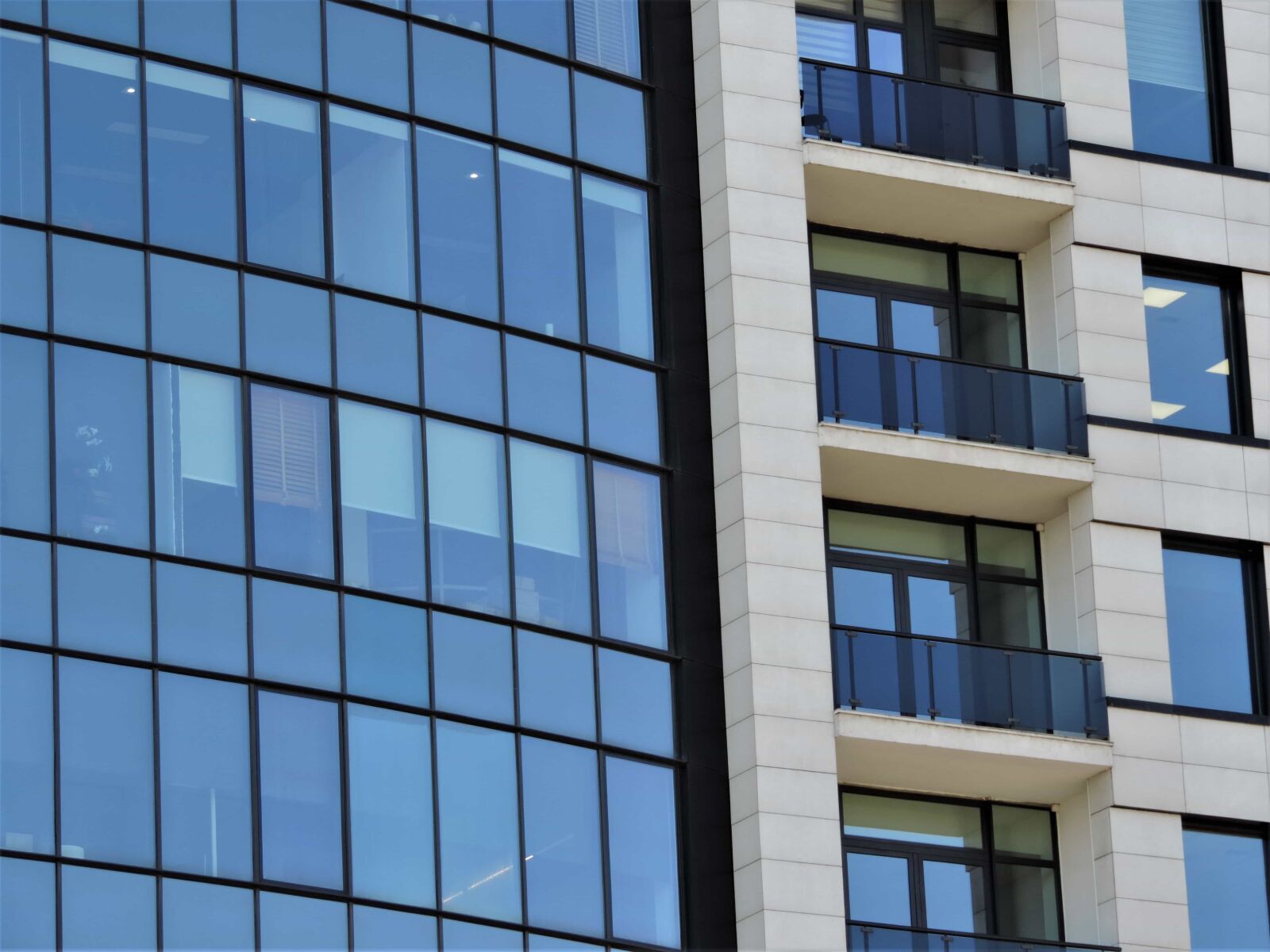 Nikon Coolpix P520 sample photo. Reflection, balcony, building, facade photography