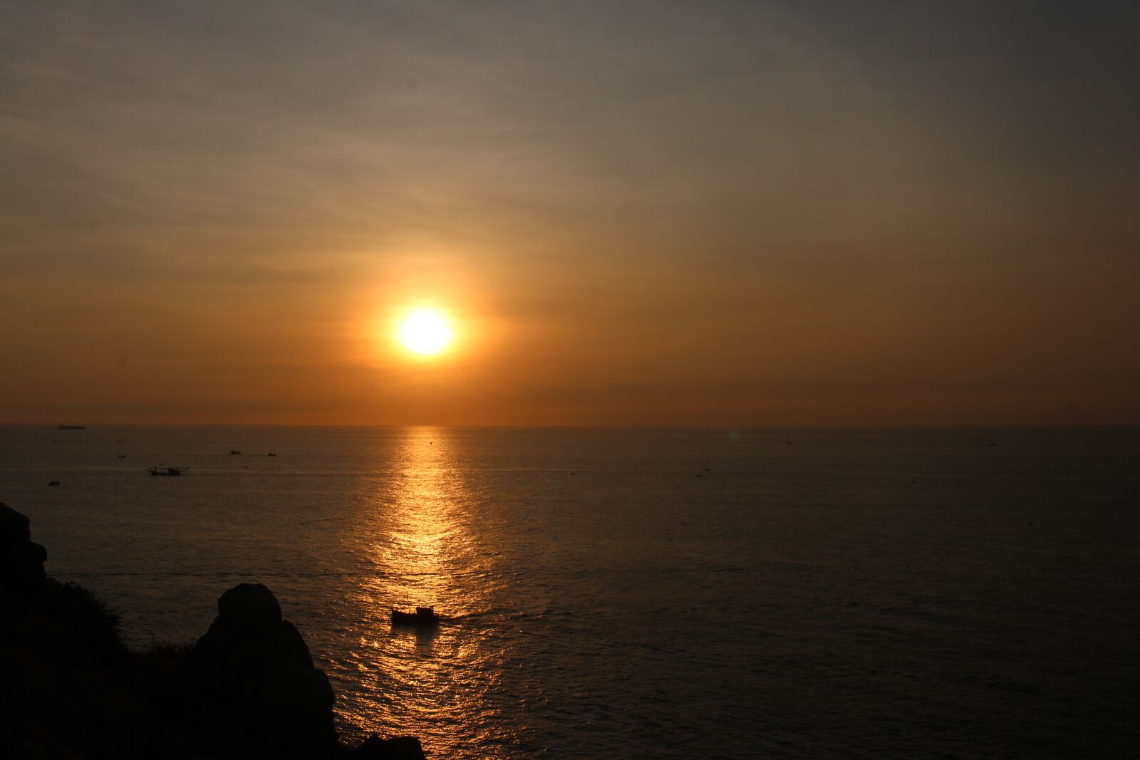 Canon EOS 750D (EOS Rebel T6i / EOS Kiss X8i) sample photo. Dawn on the sea photography