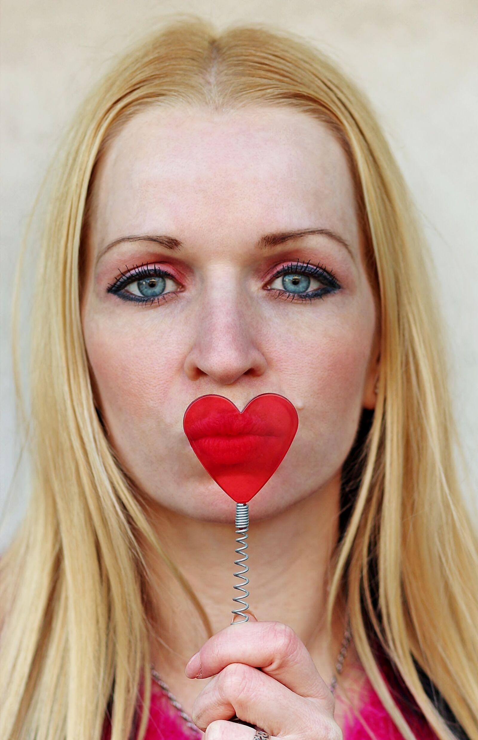 Canon EOS 600D (Rebel EOS T3i / EOS Kiss X5) sample photo. Blonde woman, heart, send photography