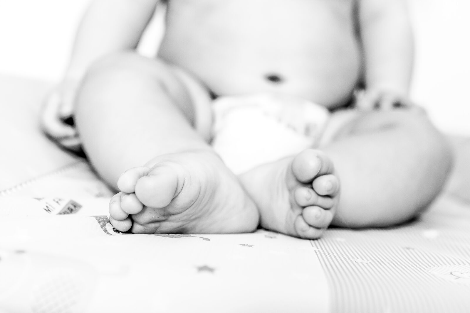 Canon EOS 5D Mark II + Canon EF 24-70mm F2.8L USM sample photo. Baby, baby, feet photography