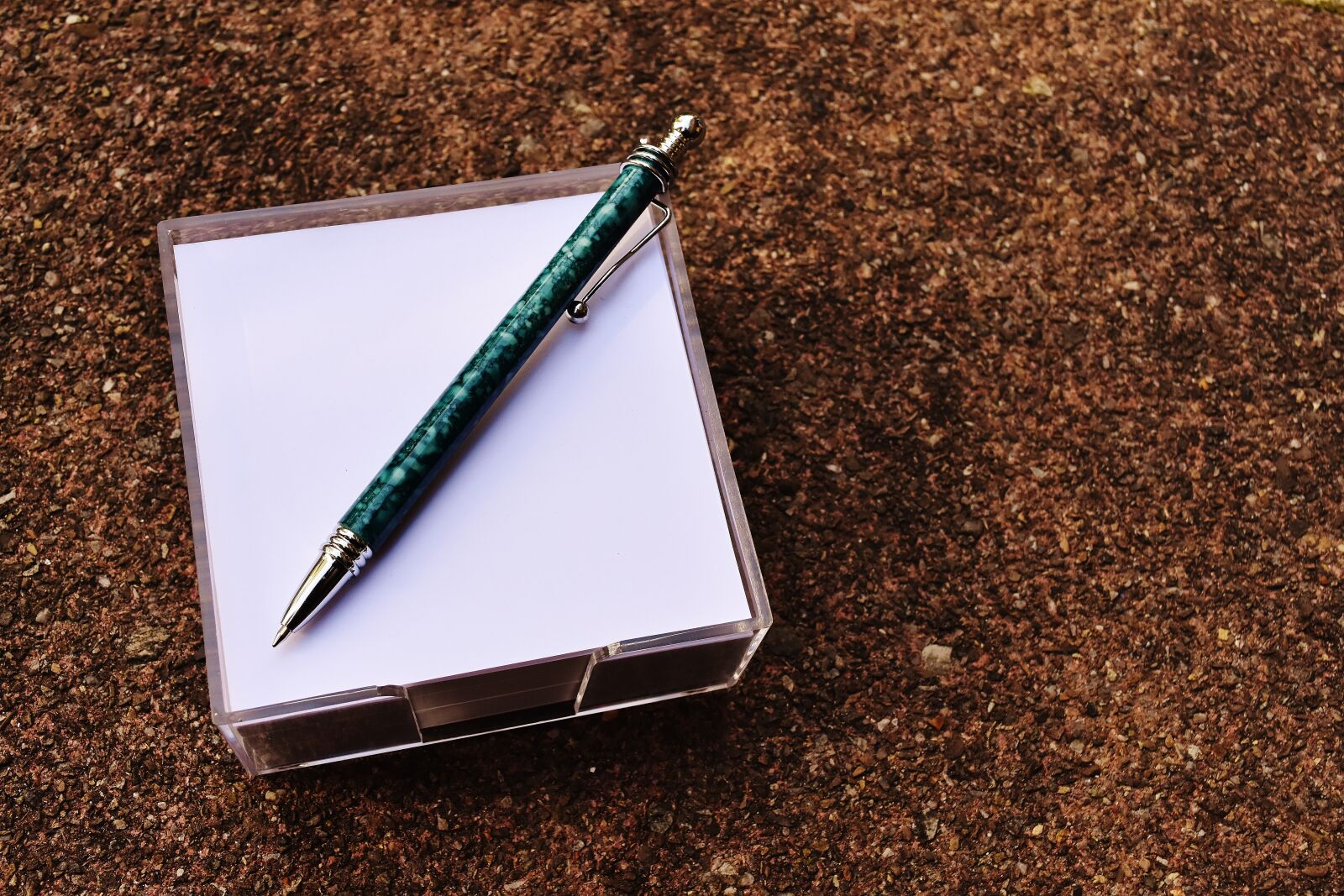 Nikon D7200 sample photo. Pen, stickies, memo photography