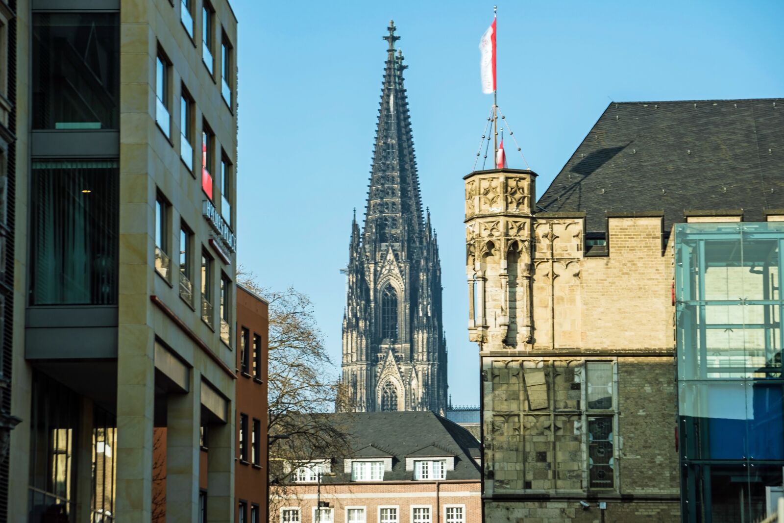 Sony ILCA-77M2 + Sony DT 18-135mm F3.5-5.6 SAM sample photo. Cologne, house, cathedral photography
