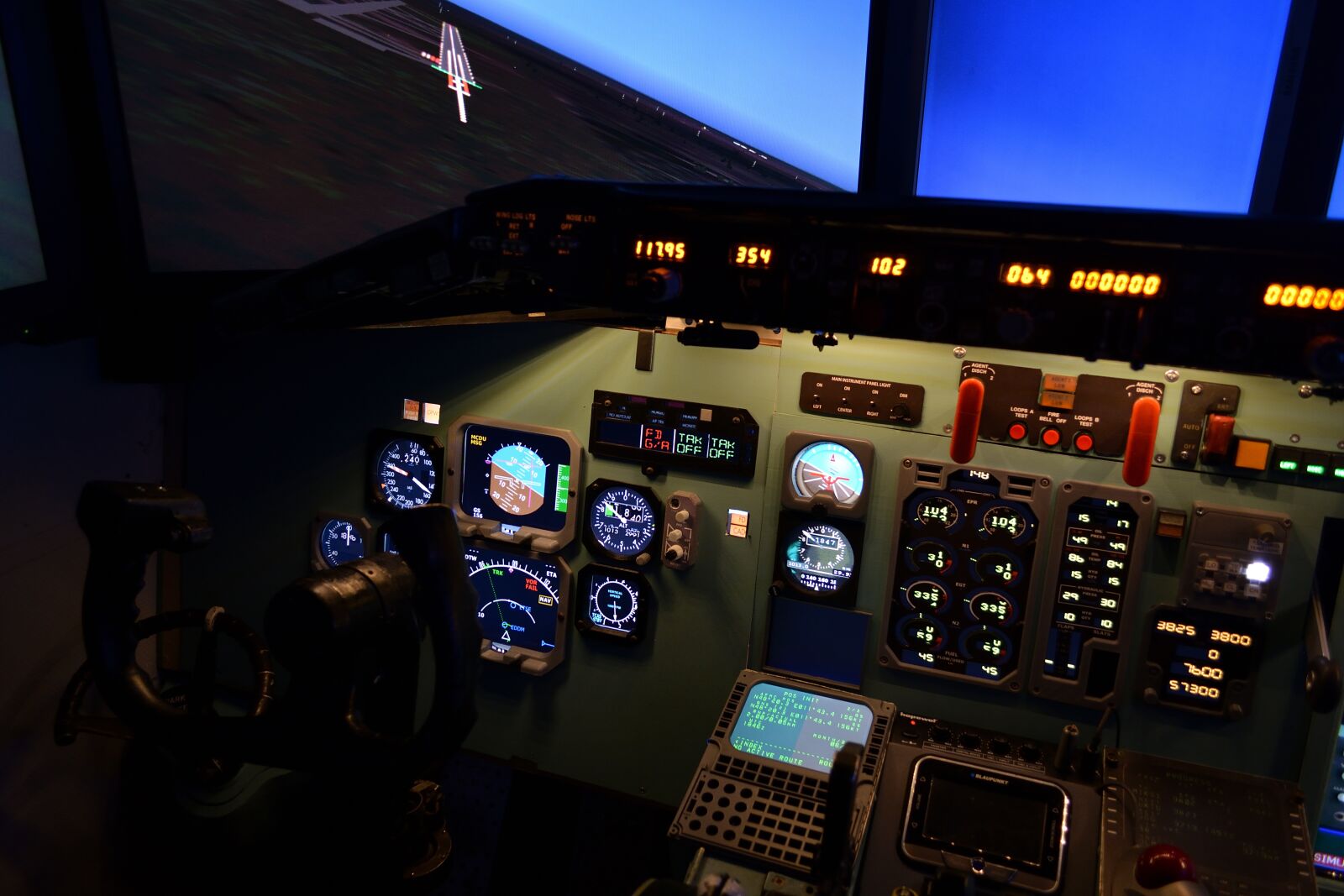 Nikon D5200 sample photo. Simulator, aviation, the md-80 photography