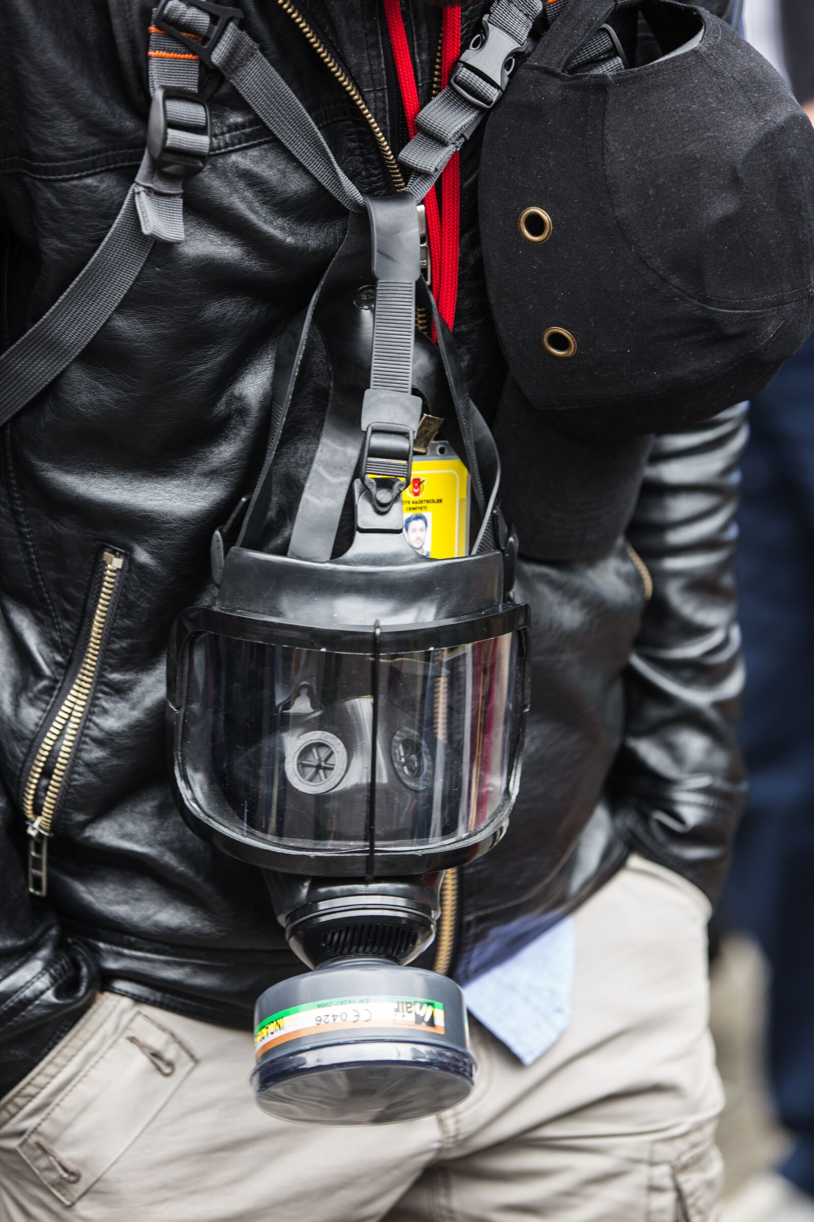 Canon EOS 5D Mark III sample photo. Gas mask, portrait, attack photography