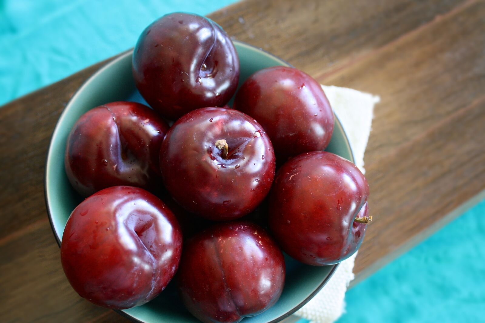 Canon EOS 1000D (EOS Digital Rebel XS / EOS Kiss F) sample photo. Plum, fruit, food photography