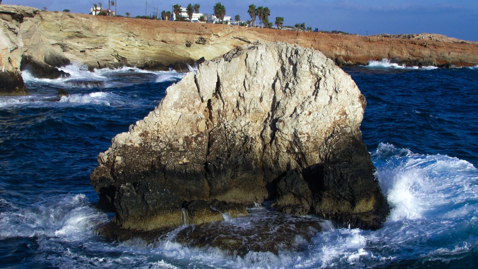 Canon PowerShot SX400 IS sample photo. Rock, waves, smashing photography