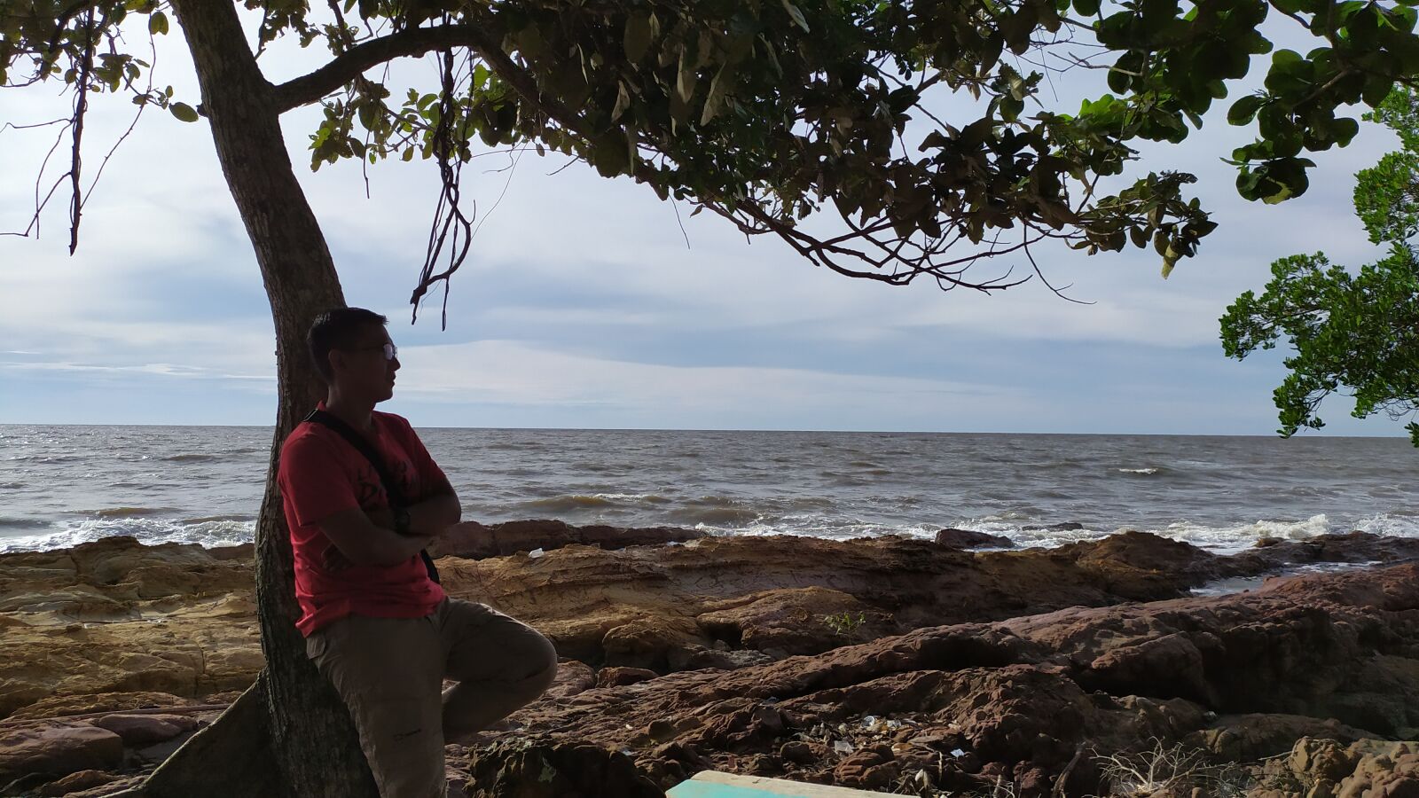 Xiaomi Redmi Note 7 sample photo. Man, rock, beach photography