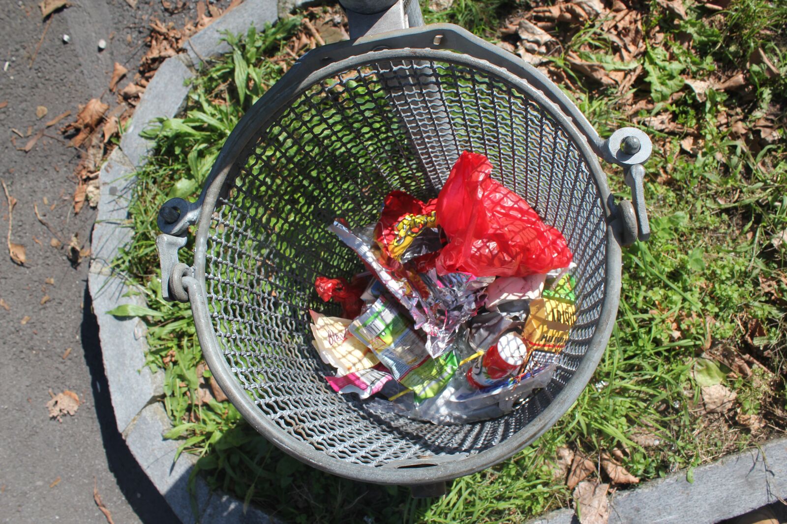 Canon EOS 550D (EOS Rebel T2i / EOS Kiss X4) sample photo. Garbage, dustbin, street trash photography