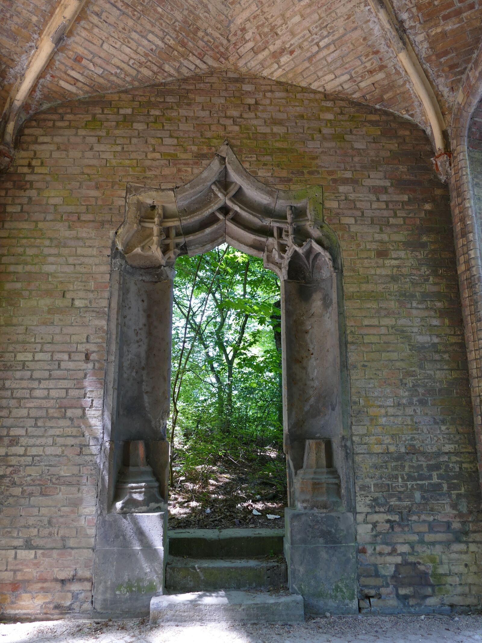 Panasonic Lumix DMC-FZ1000 sample photo. Architecture, forest, building photography