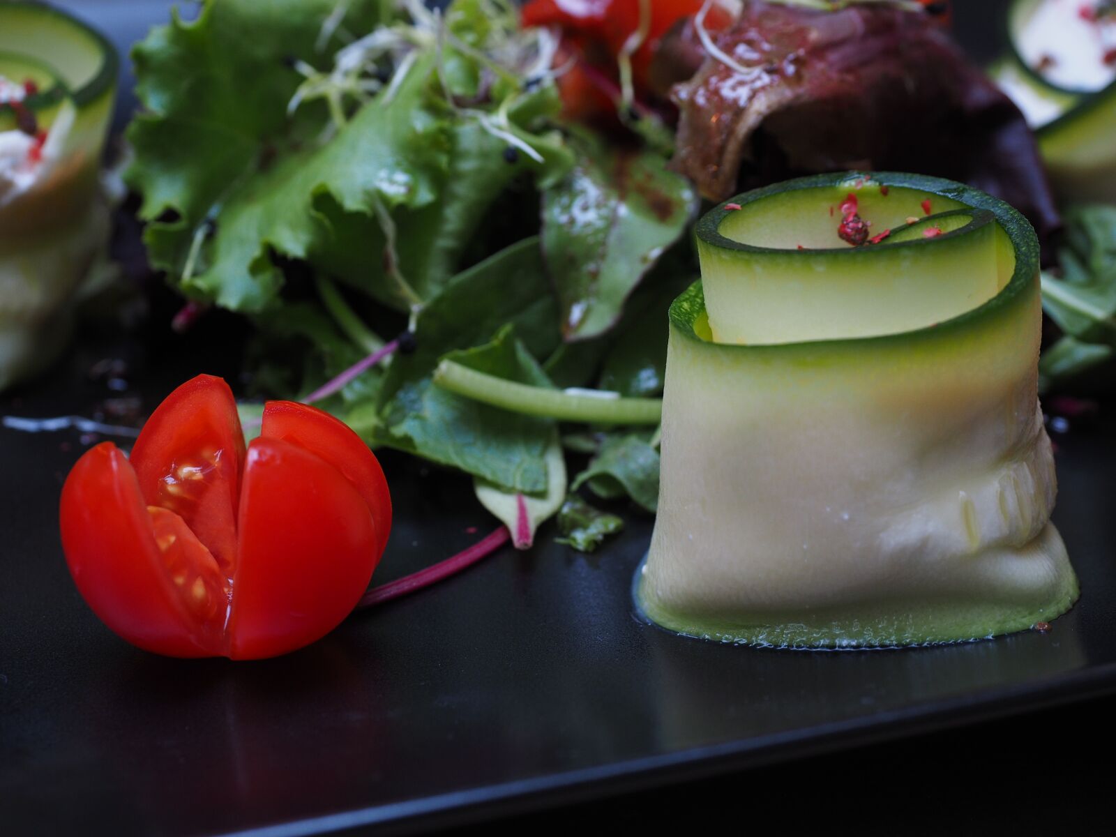 Olympus OM-D E-M1 + Olympus M.Zuiko Digital ED 12-40mm F2.8 Pro sample photo. Salad, eat, starter photography