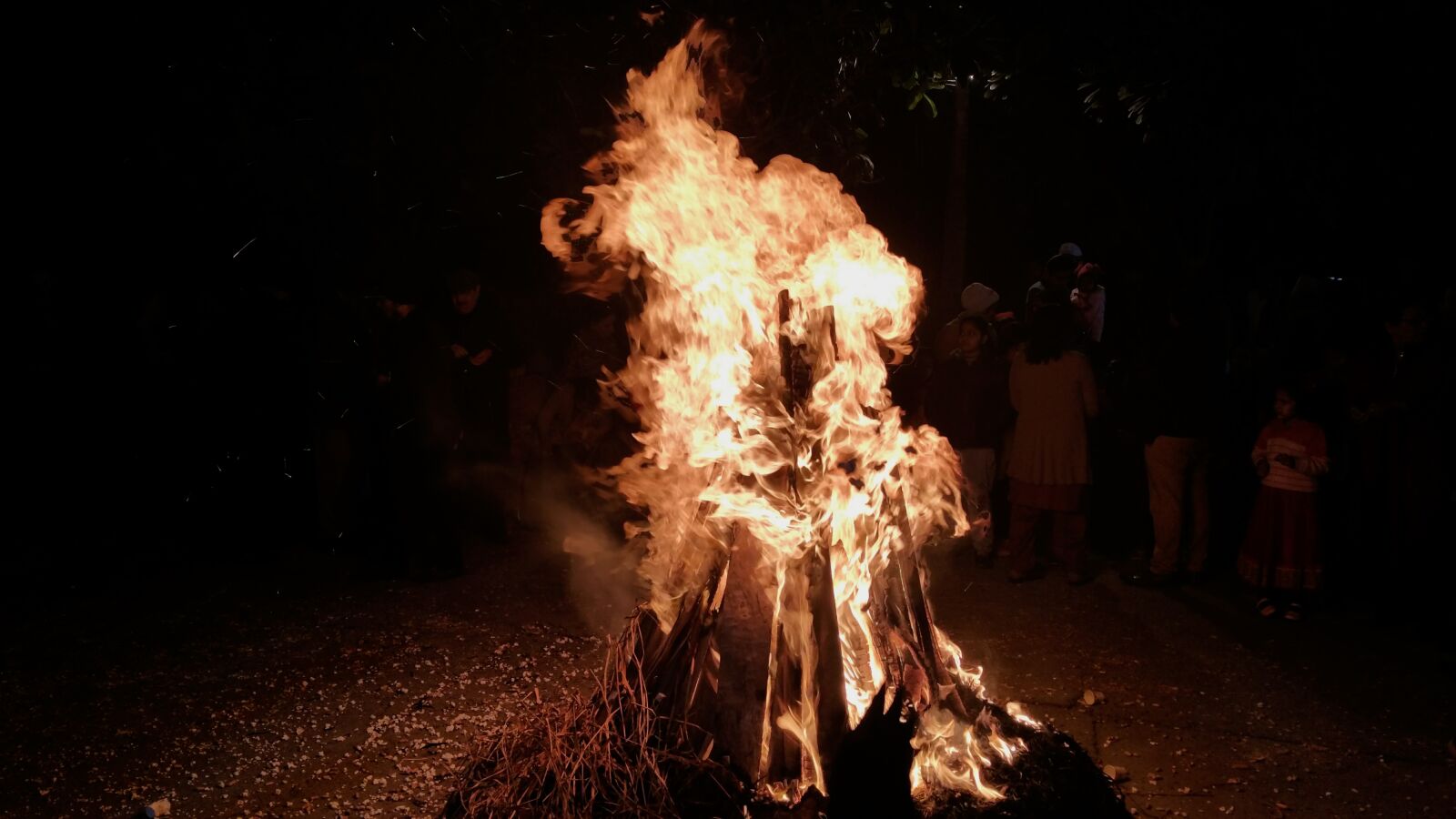 Samsung Galaxy Note4 sample photo. Bonfire, burn, dark, fire photography