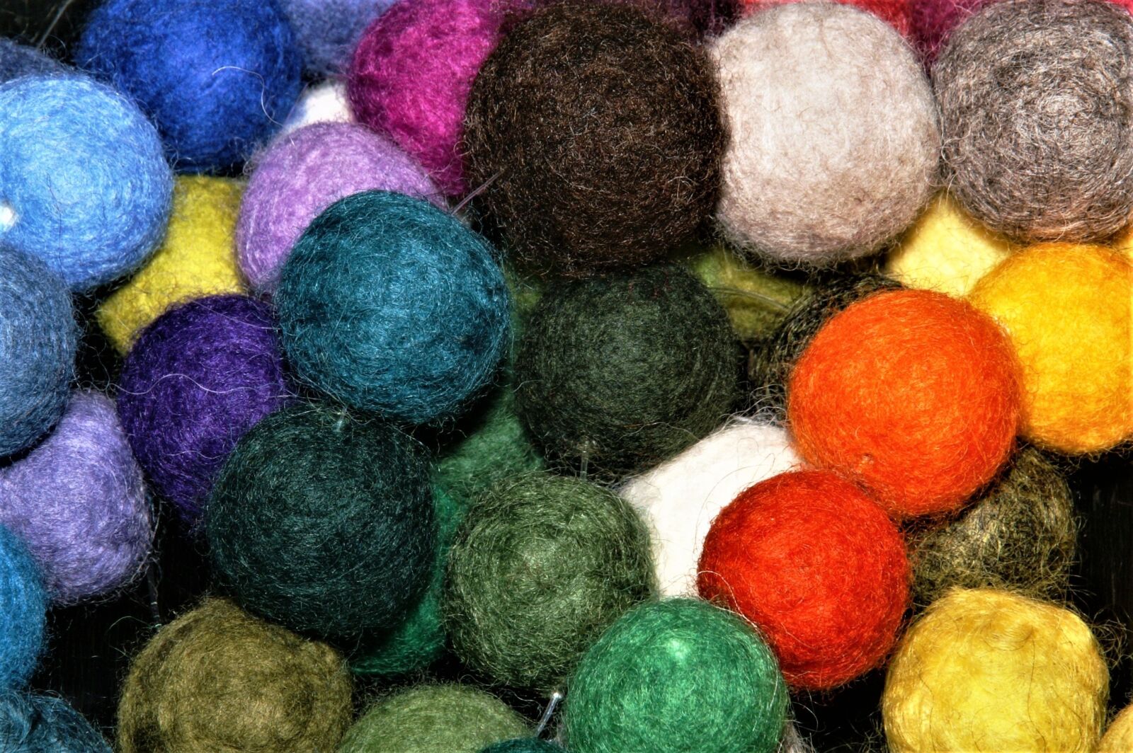 KONICA MINOLTA DYNAX 7D sample photo. Felt, balls, tinker photography