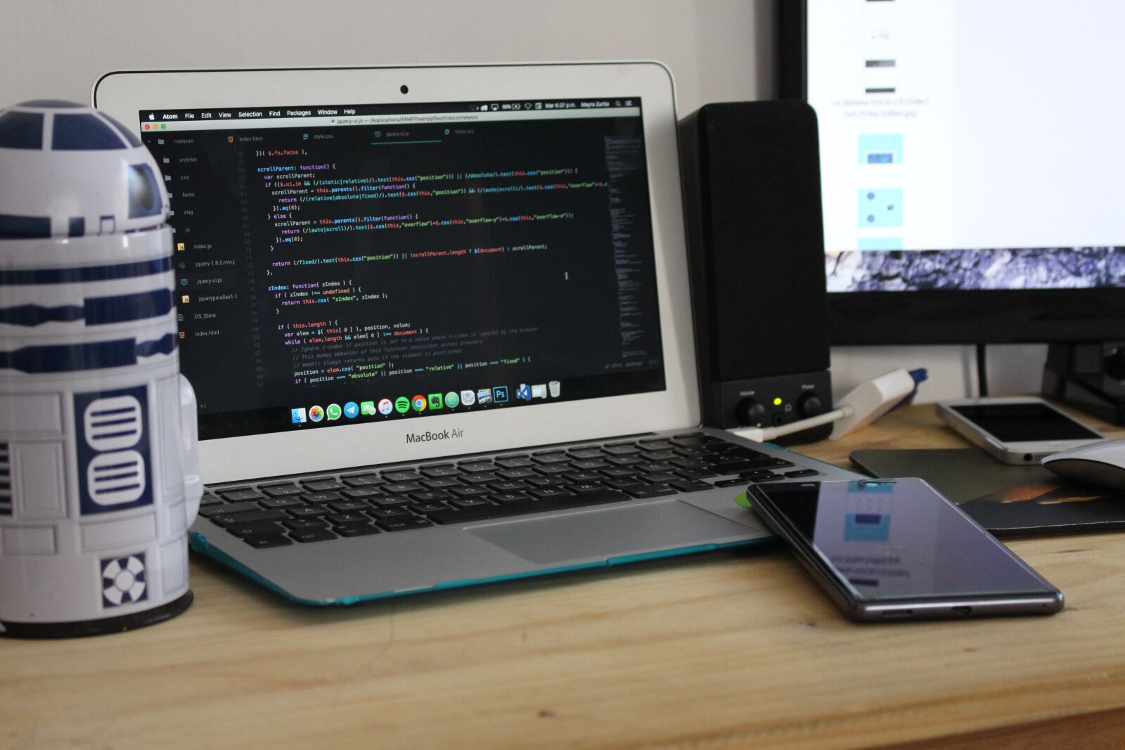 Canon EOS 700D (EOS Rebel T5i / EOS Kiss X7i) sample photo. Code, programmer, macbook, r2 photography