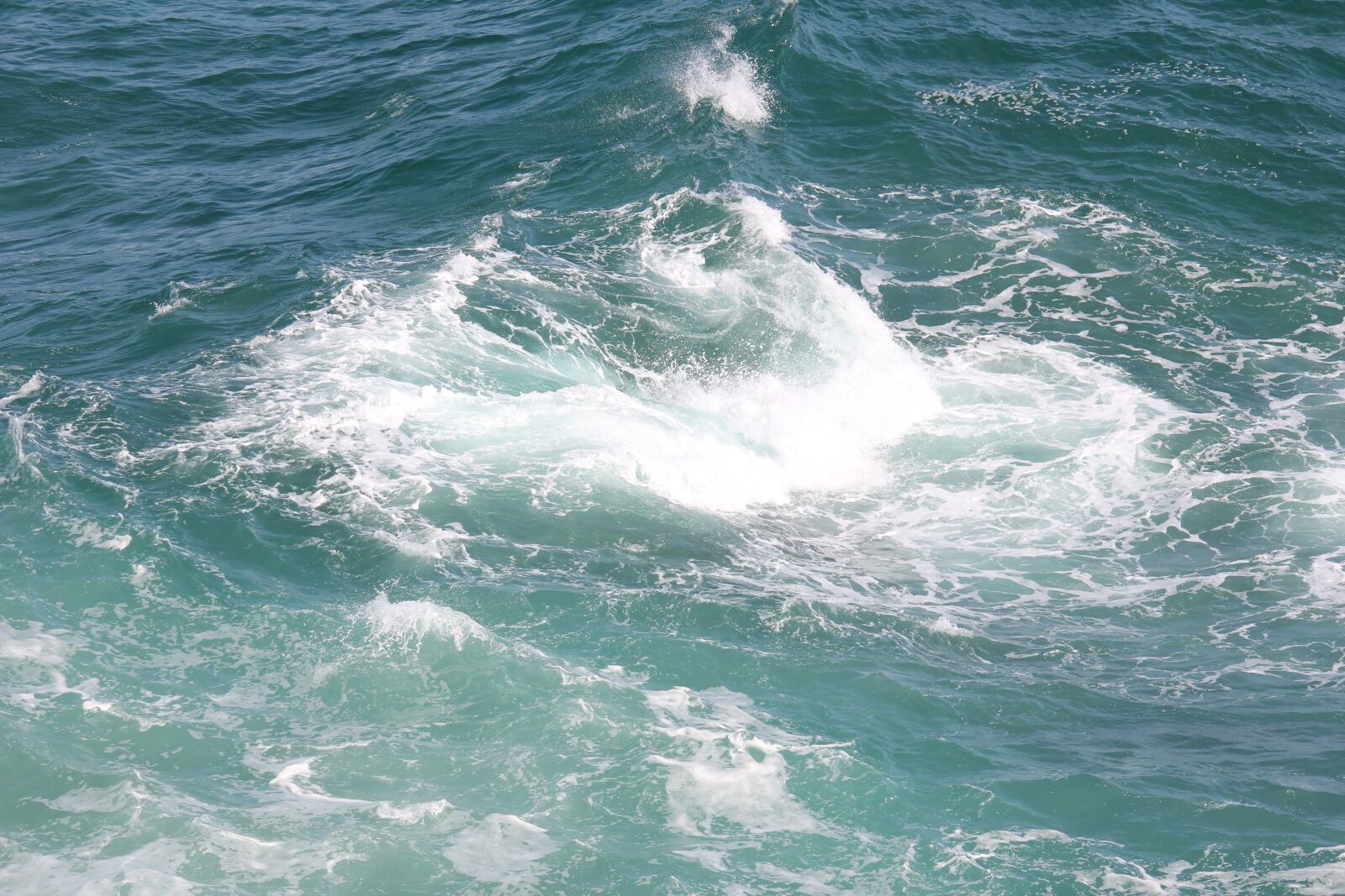 Canon EOS 550D (EOS Rebel T2i / EOS Kiss X4) sample photo. Water, ocean, wave photography