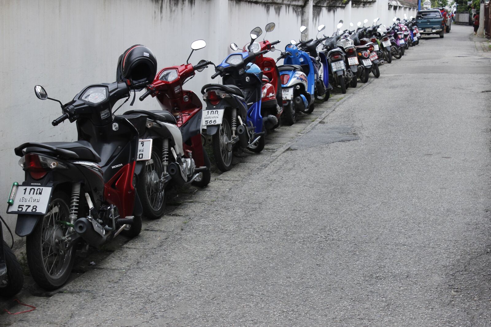 Canon EOS 600D (Rebel EOS T3i / EOS Kiss X5) sample photo. Motorcycle, thailand, row photography