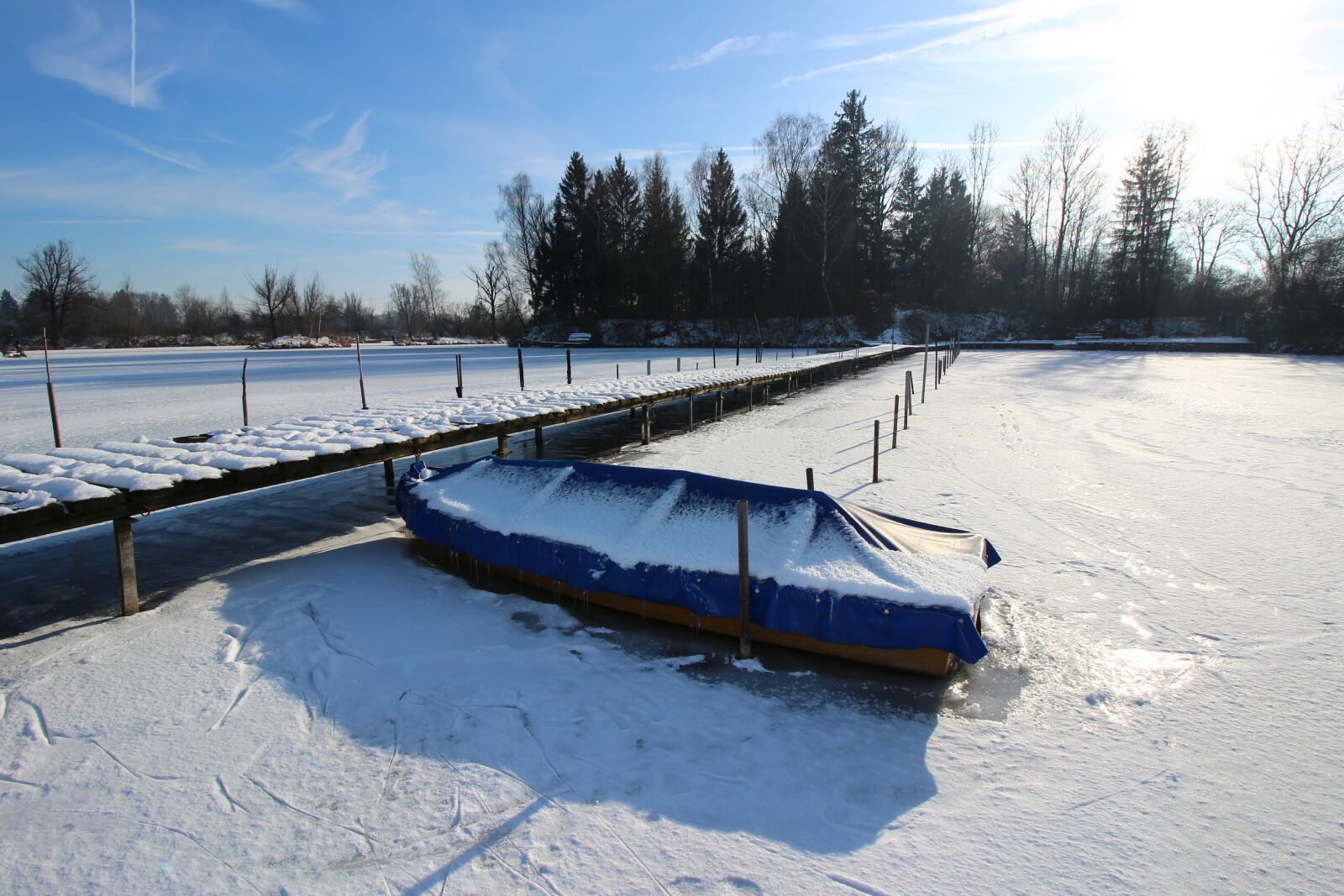 Canon EOS 700D (EOS Rebel T5i / EOS Kiss X7i) sample photo. Boat, frozen, water photography