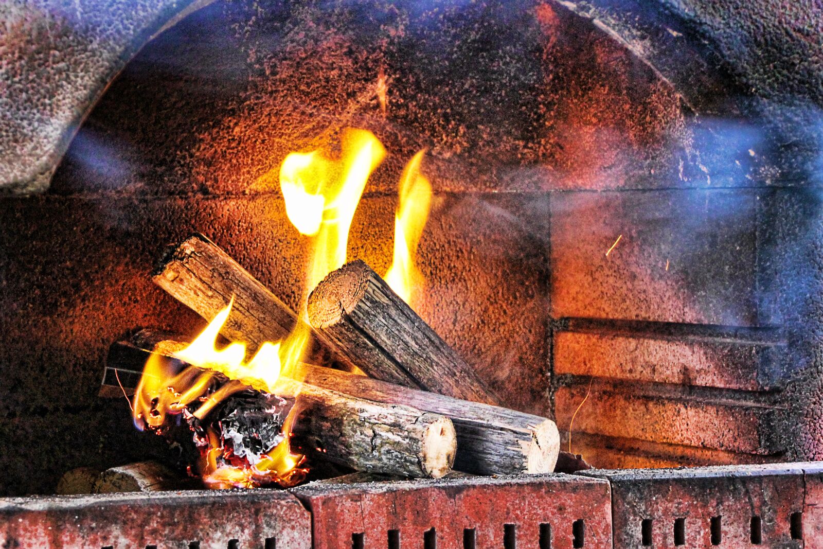 Canon EOS 550D (EOS Rebel T2i / EOS Kiss X4) sample photo. Fire, fireplace, combs thread photography