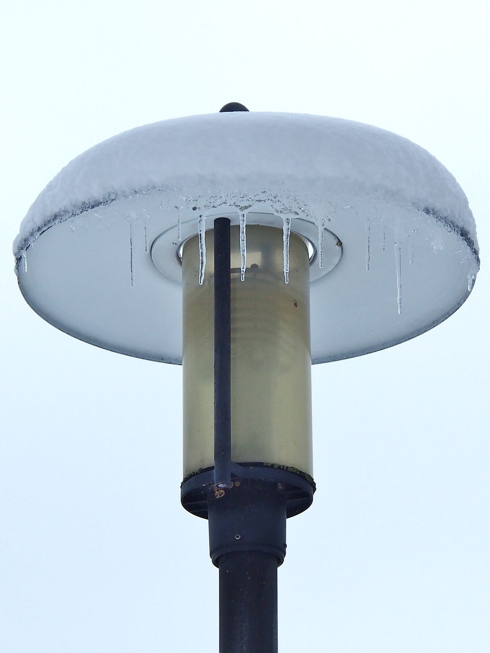 Olympus OM-D E-M5 sample photo. Lamp, light, snow photography