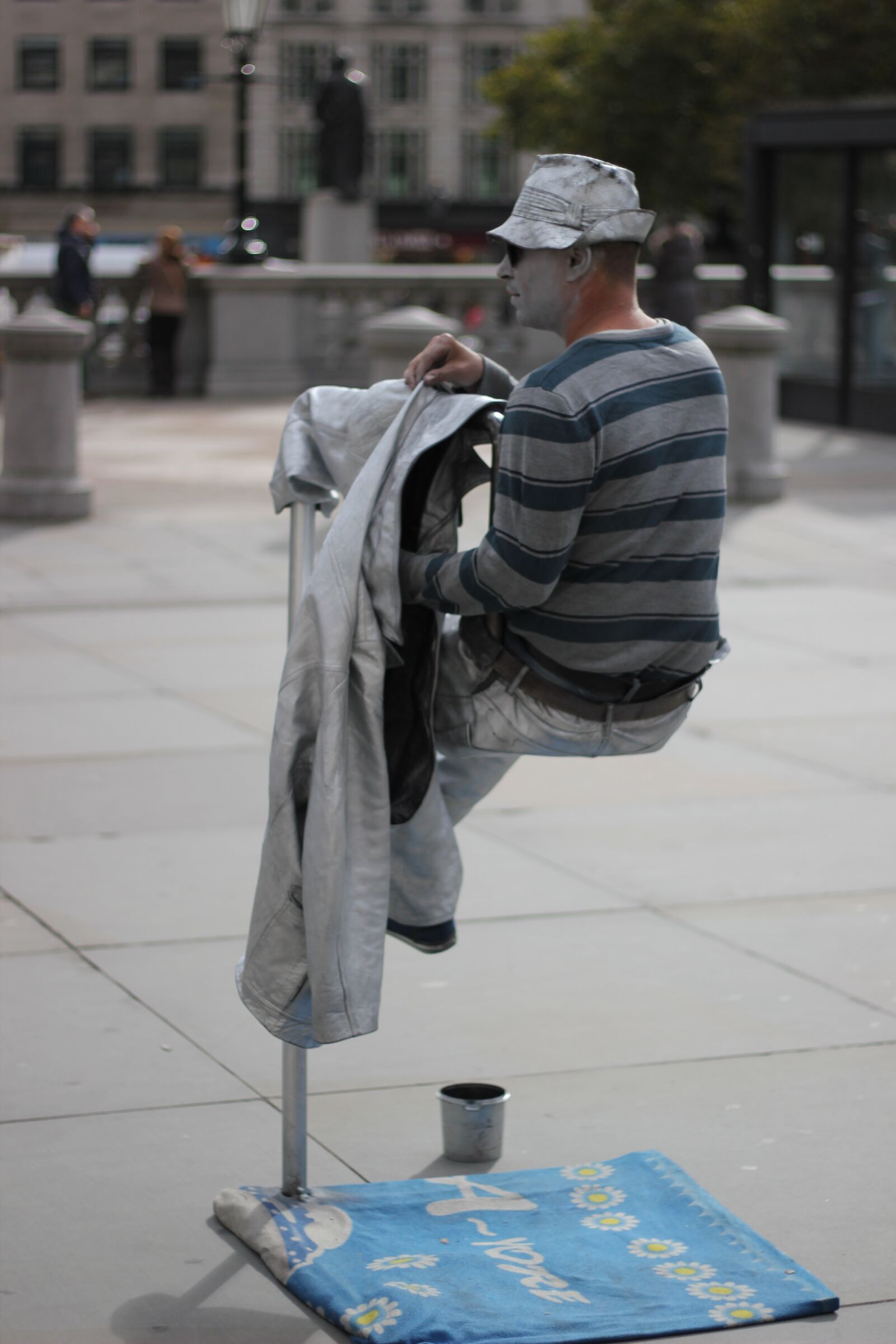 Canon EOS 550D (EOS Rebel T2i / EOS Kiss X4) sample photo. Performer, street, statue photography