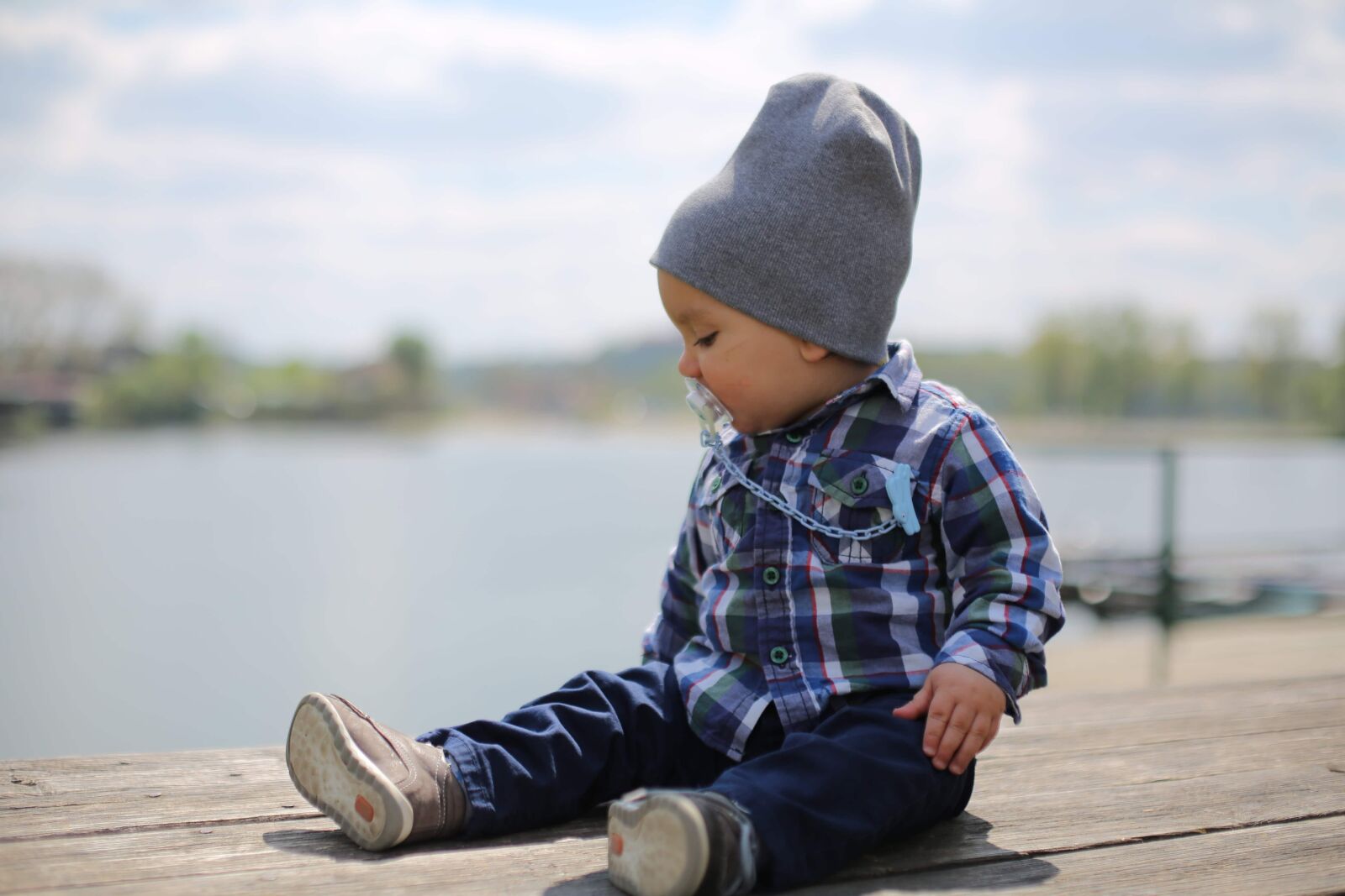 Canon EOS 5D Mark III sample photo. Toddler, sitting, outfit, harbour photography