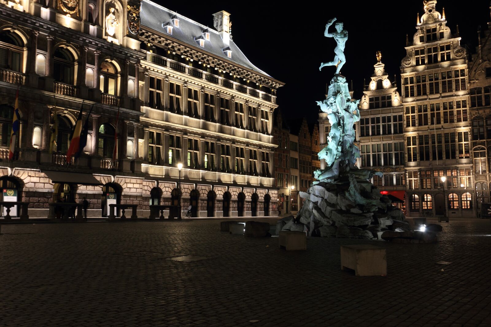 Canon EOS 550D (EOS Rebel T2i / EOS Kiss X4) sample photo. Belgium, antwerp, square photography