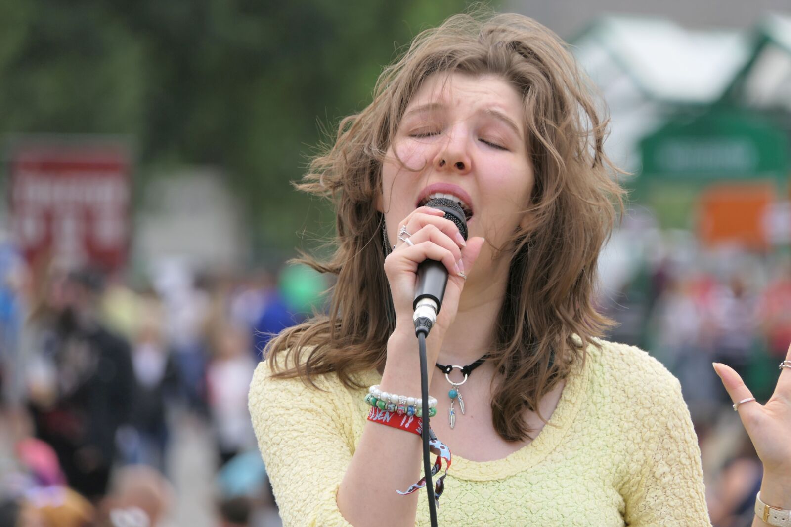 Panasonic Lumix DMC-FZ2500 (Lumix DMC-FZ2000) sample photo. Singer, live, singing photography