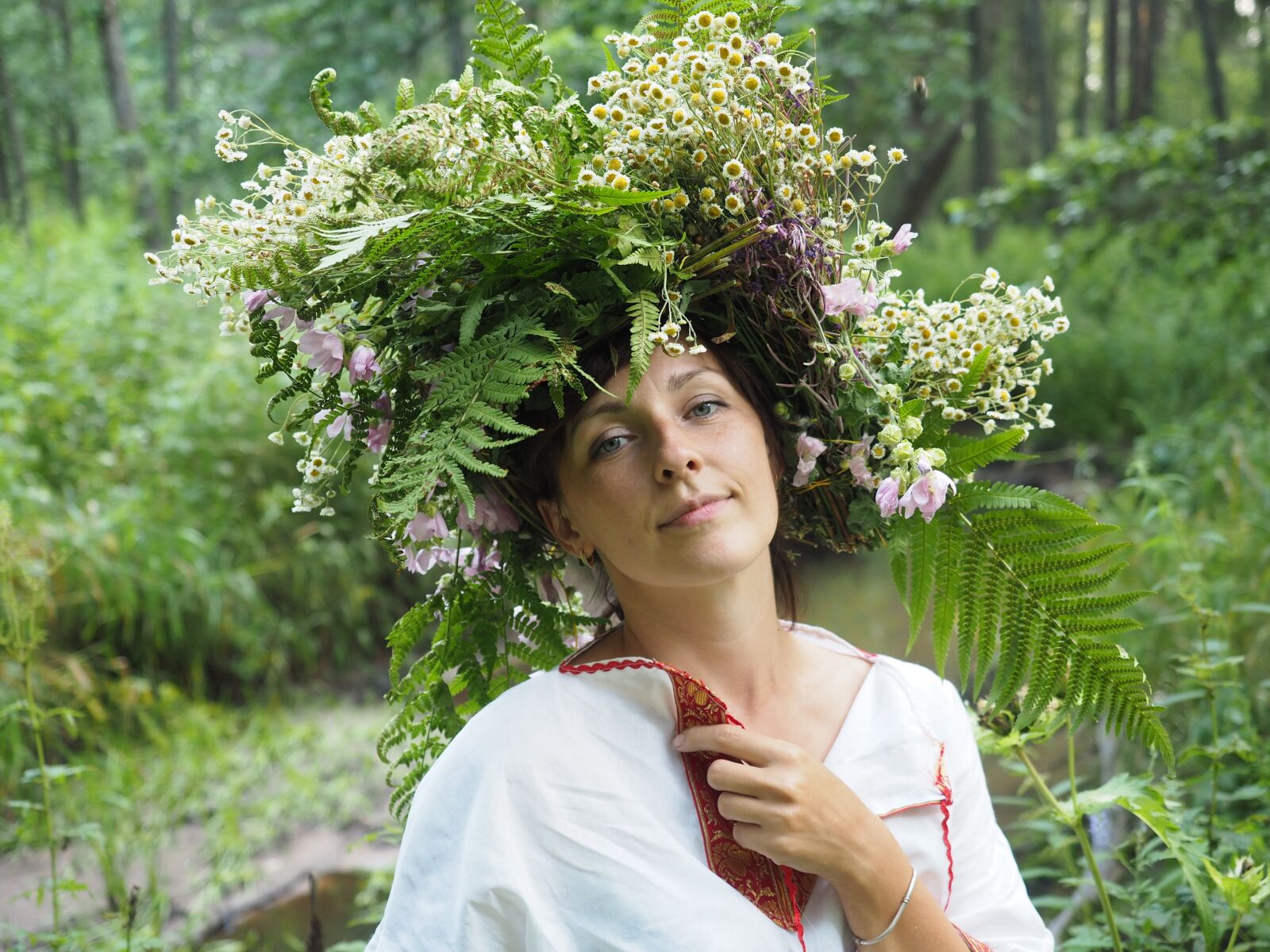 Olympus OM-D E-M5 II + Olympus M.Zuiko Digital ED 12-40mm F2.8 Pro sample photo. Girl, forest, model photography