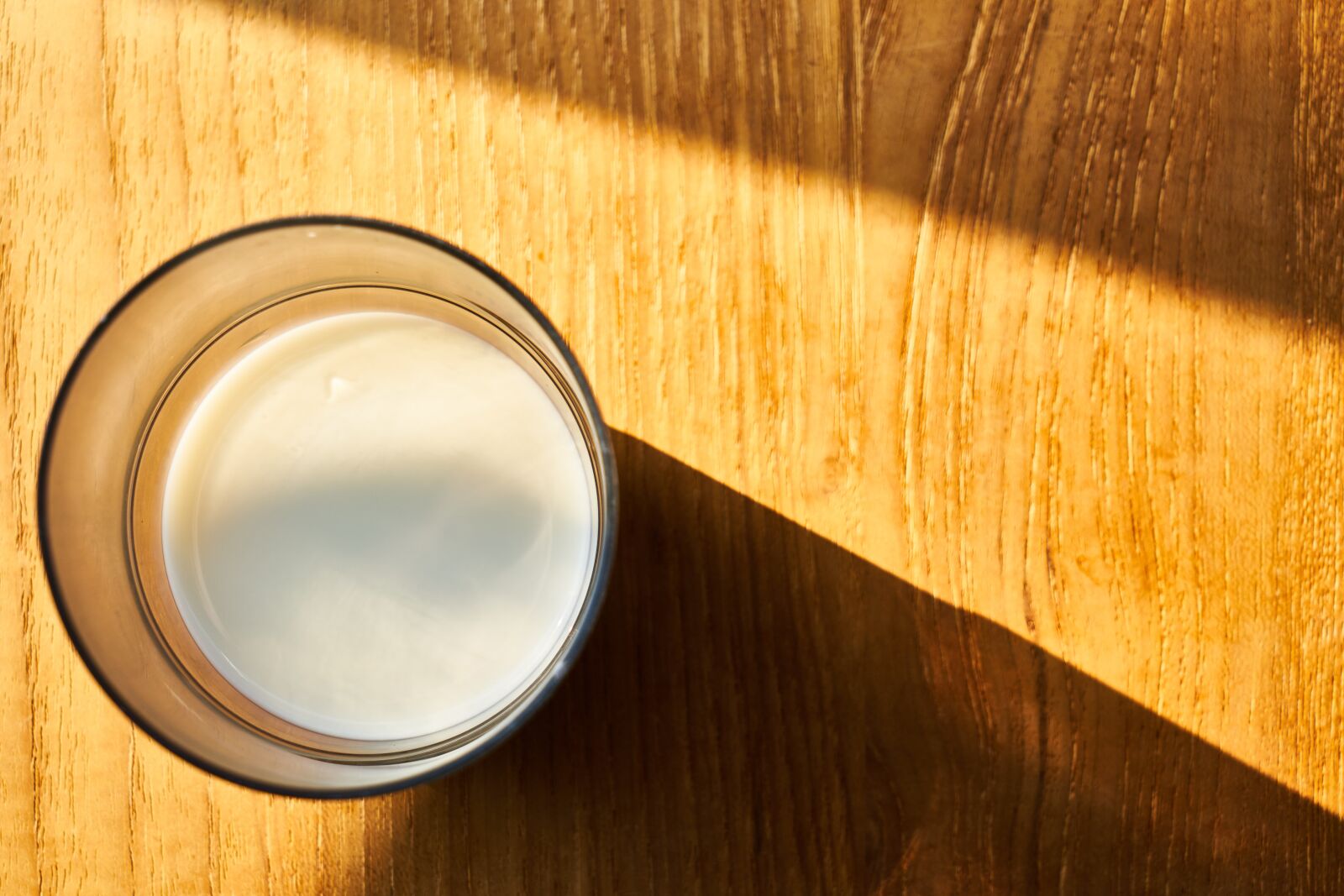 Sony a7R II sample photo. Milk, glass, white photography