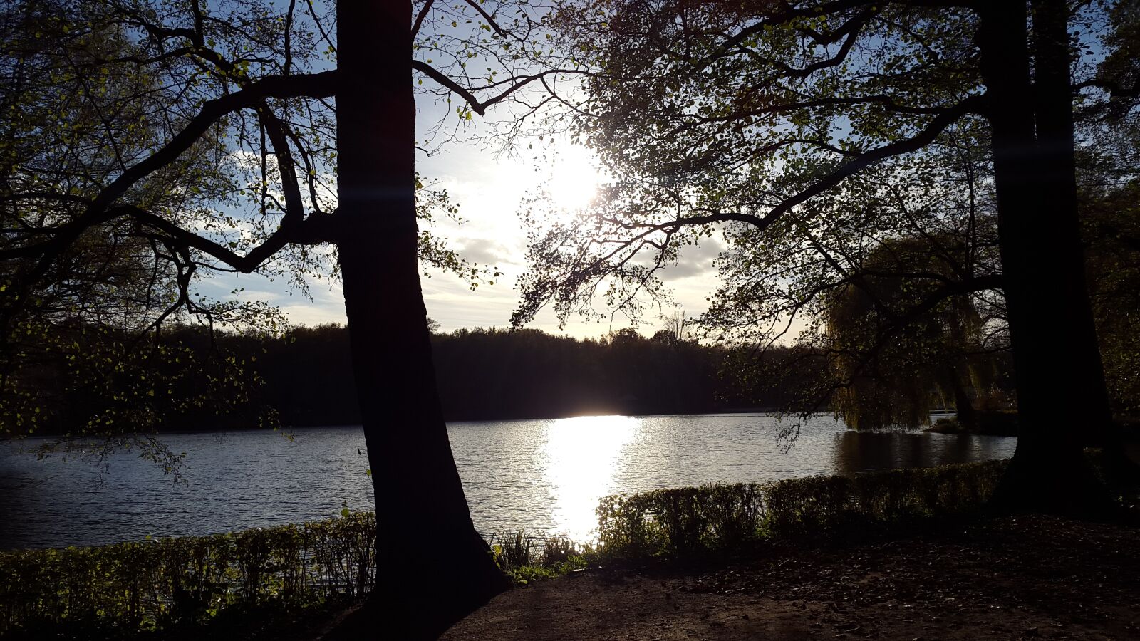 Samsung Galaxy Alpha sample photo. Water, light, evening photography