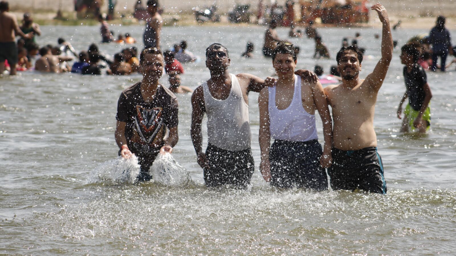 Canon EOS 750D (EOS Rebel T6i / EOS Kiss X8i) sample photo. Friends, indian, water photography