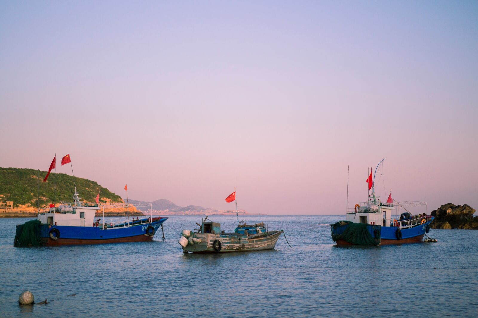 Canon EOS 700D (EOS Rebel T5i / EOS Kiss X7i) sample photo. Sea island, ship, twilight photography