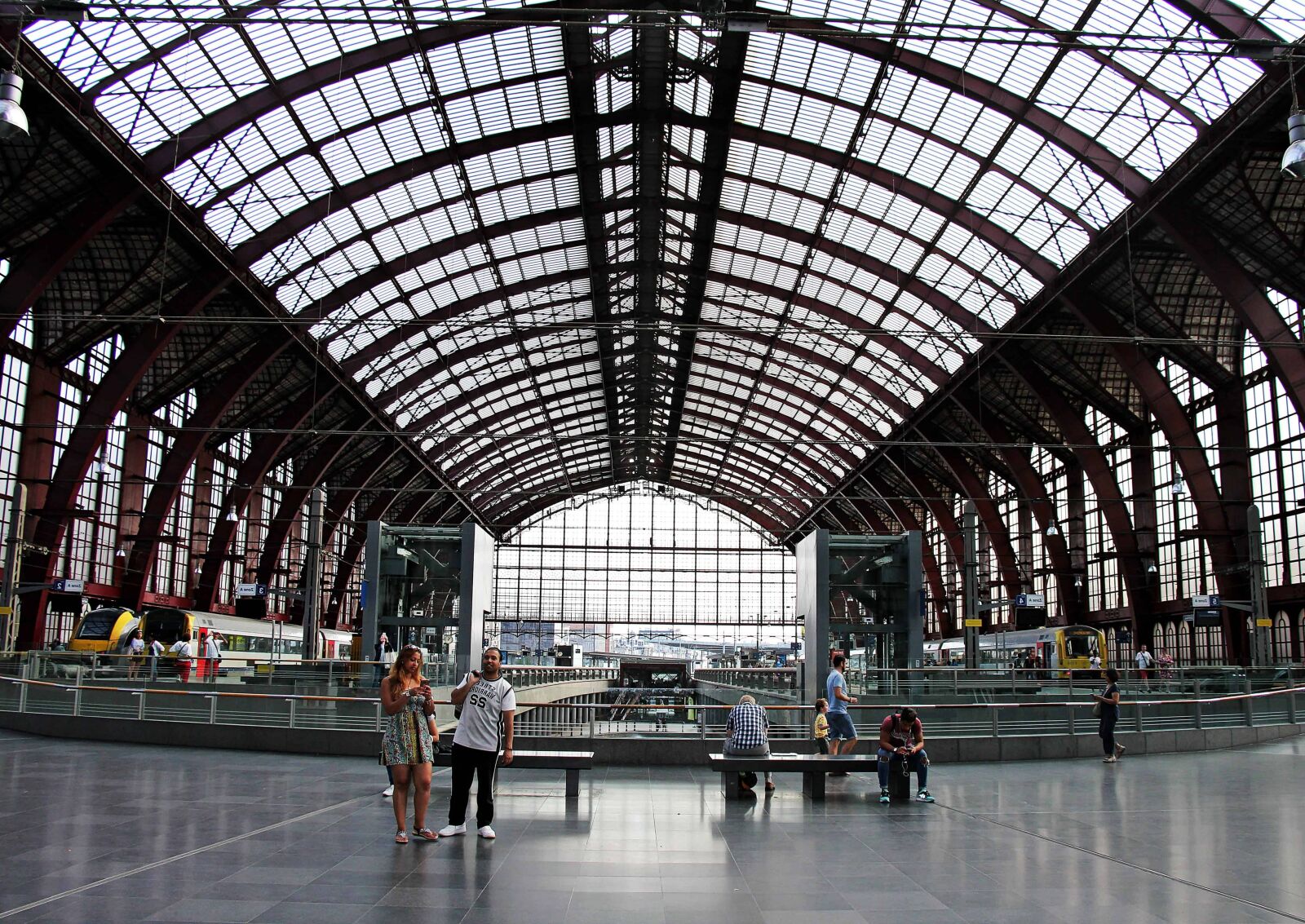 Canon EOS 550D (EOS Rebel T2i / EOS Kiss X4) sample photo. Terminal, railway, train, people photography