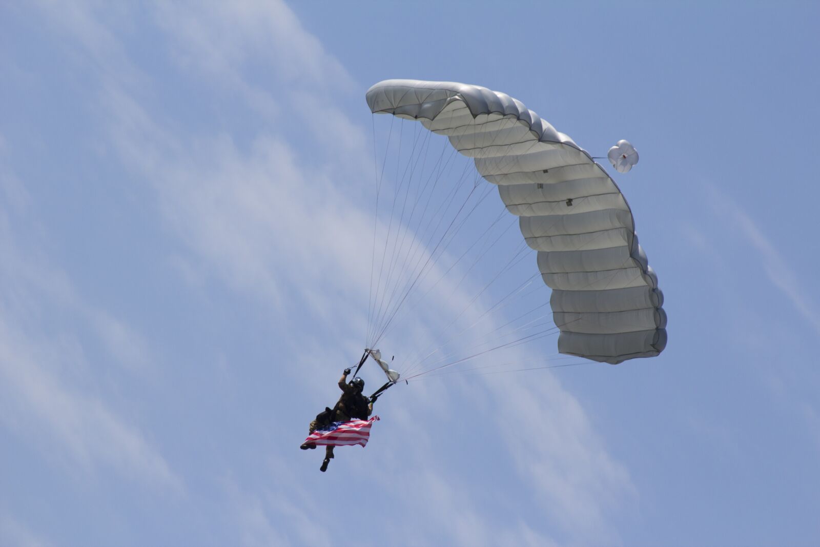 Canon EOS 600D (Rebel EOS T3i / EOS Kiss X5) sample photo. A parachute, a skydiver photography