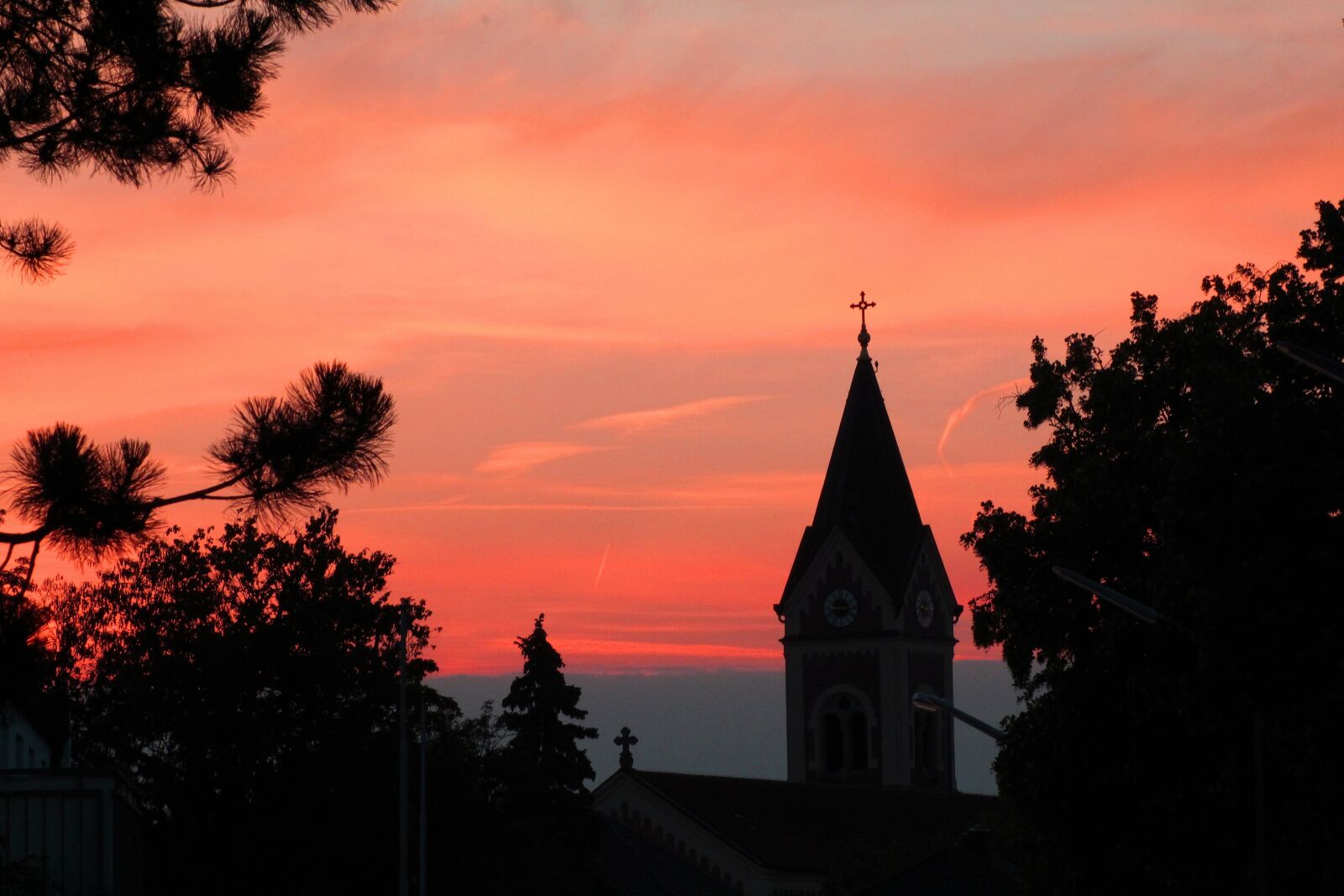 Canon EOS 1300D (EOS Rebel T6 / EOS Kiss X80) sample photo. Evening, church, light photography
