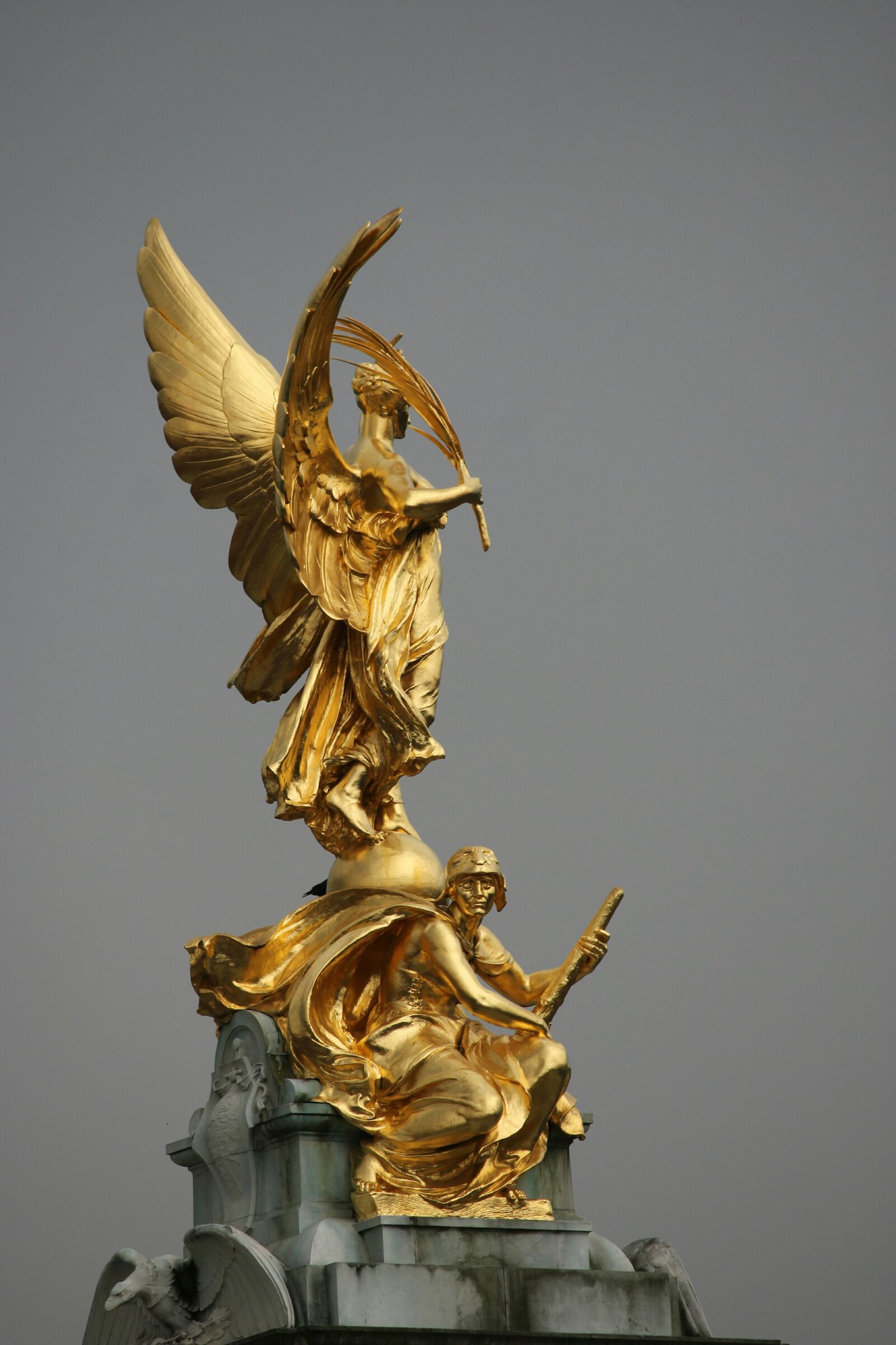 Canon EOS 550D (EOS Rebel T2i / EOS Kiss X4) sample photo. Golden, statue photography
