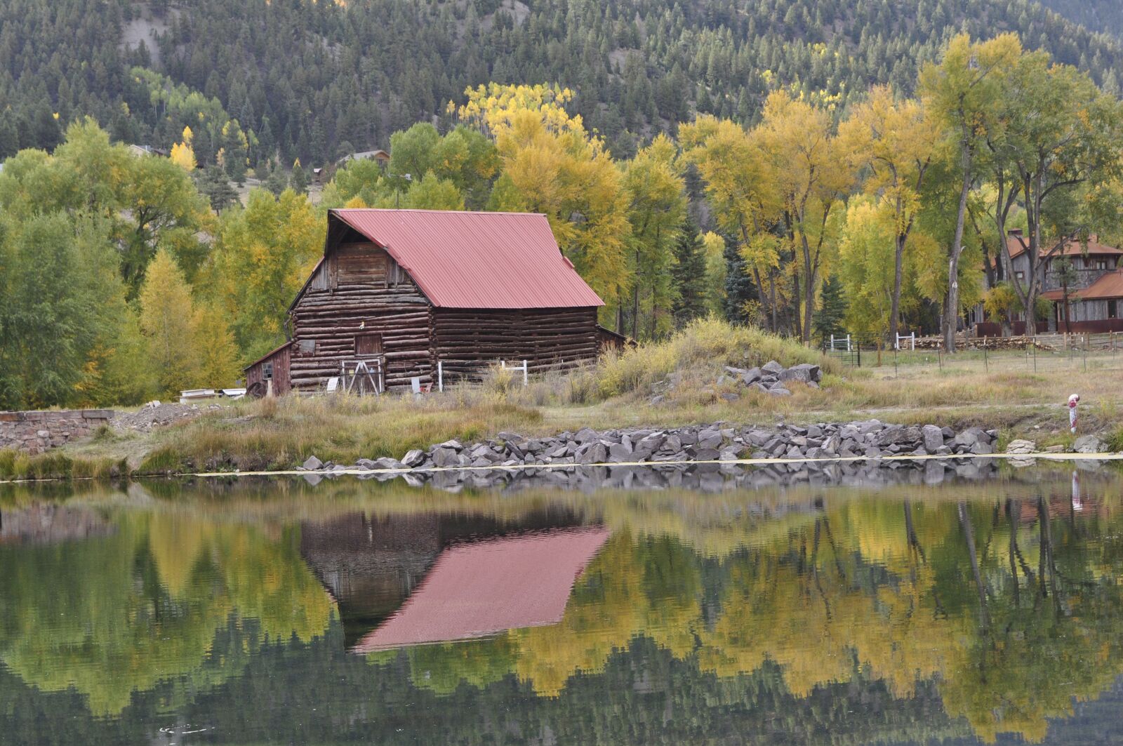 Nikon D90 sample photo. Lake, cabin, red barn photography