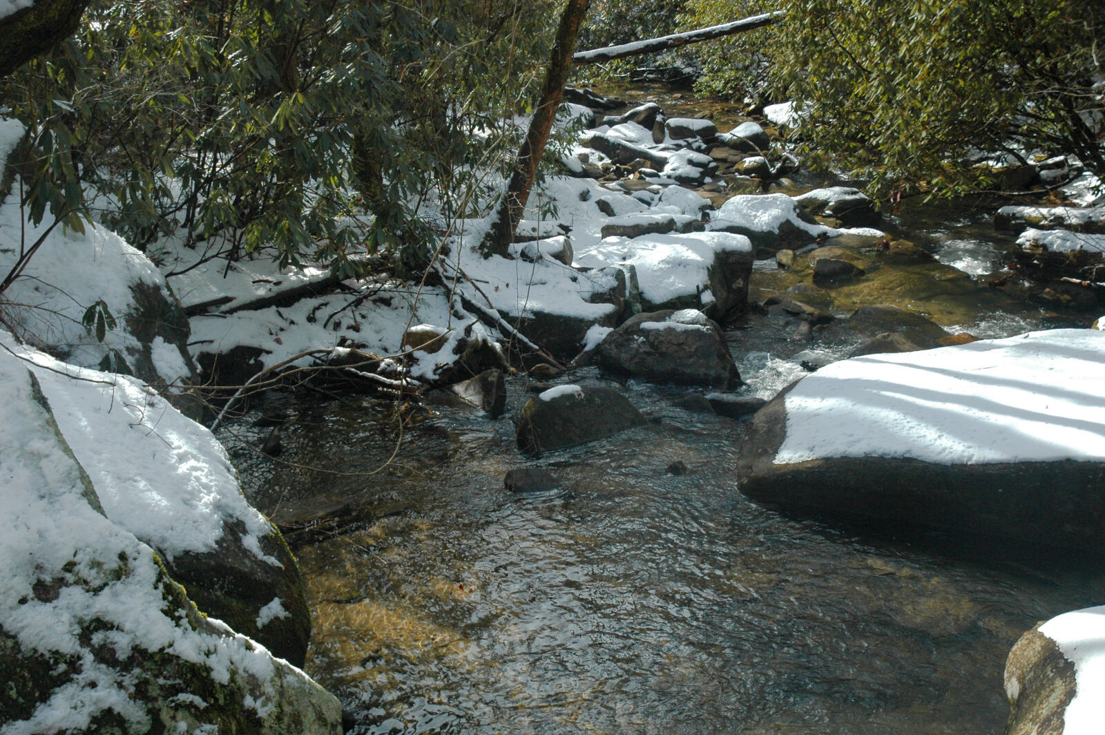 Nikon D70s + Nikon AF-S DX Nikkor 18-70mm F3.5-4.5G ED-IF sample photo. River, rocks, snow photography