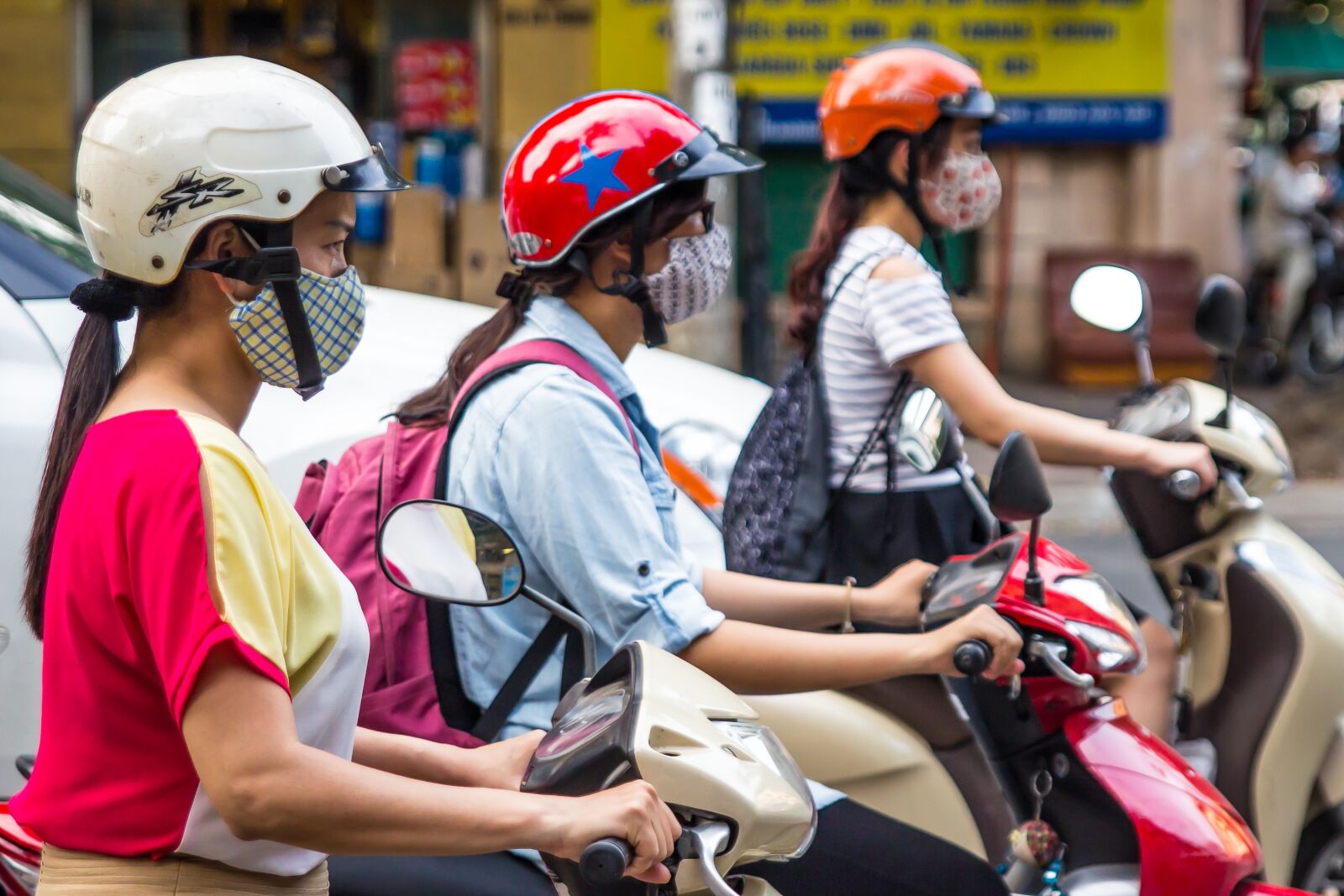 Canon EOS 600D (Rebel EOS T3i / EOS Kiss X5) sample photo. Scooter, helmet, mask photography