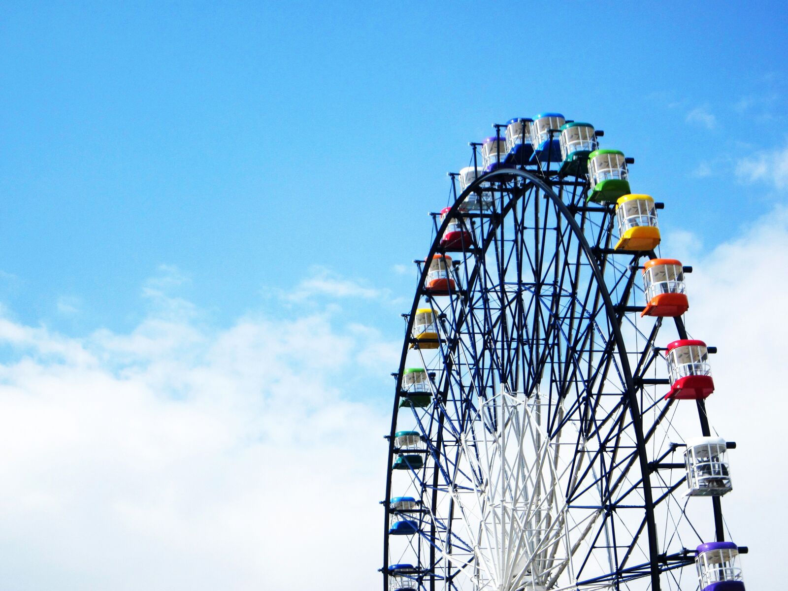 Canon PowerShot SD1300 IS (IXUS 105 / IXY 200F) sample photo. Ferris wheel, colorful, blue photography