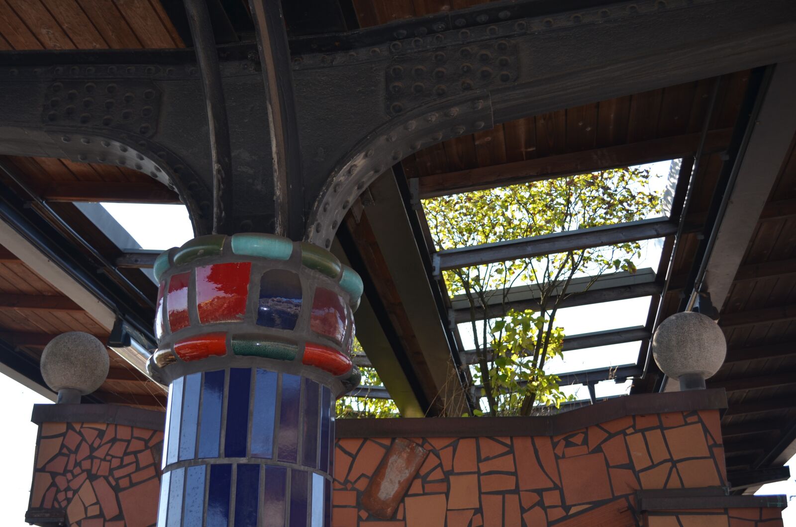 Nikon D5100 sample photo. Uelzen, huntertwasser station, pillar photography