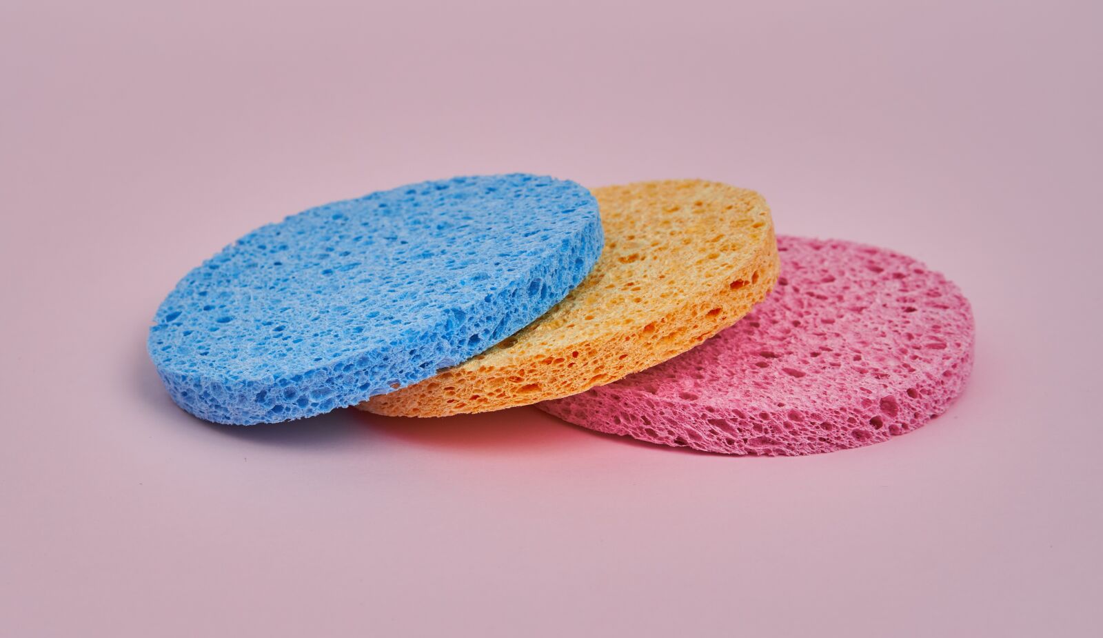 Sony Sonnar T* FE 55mm F1.8 ZA sample photo. Sponge, colors, colorful photography