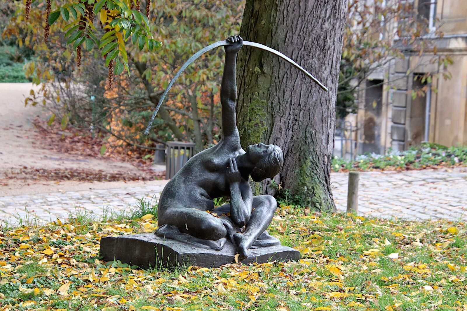 Canon EOS 800D (EOS Rebel T7i / EOS Kiss X9i) sample photo. Statue, bronze sculpture, diana photography